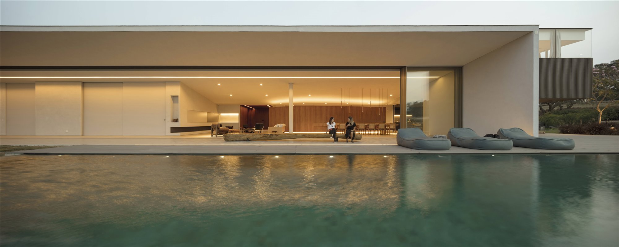 casa JY con piscina de arthur casas