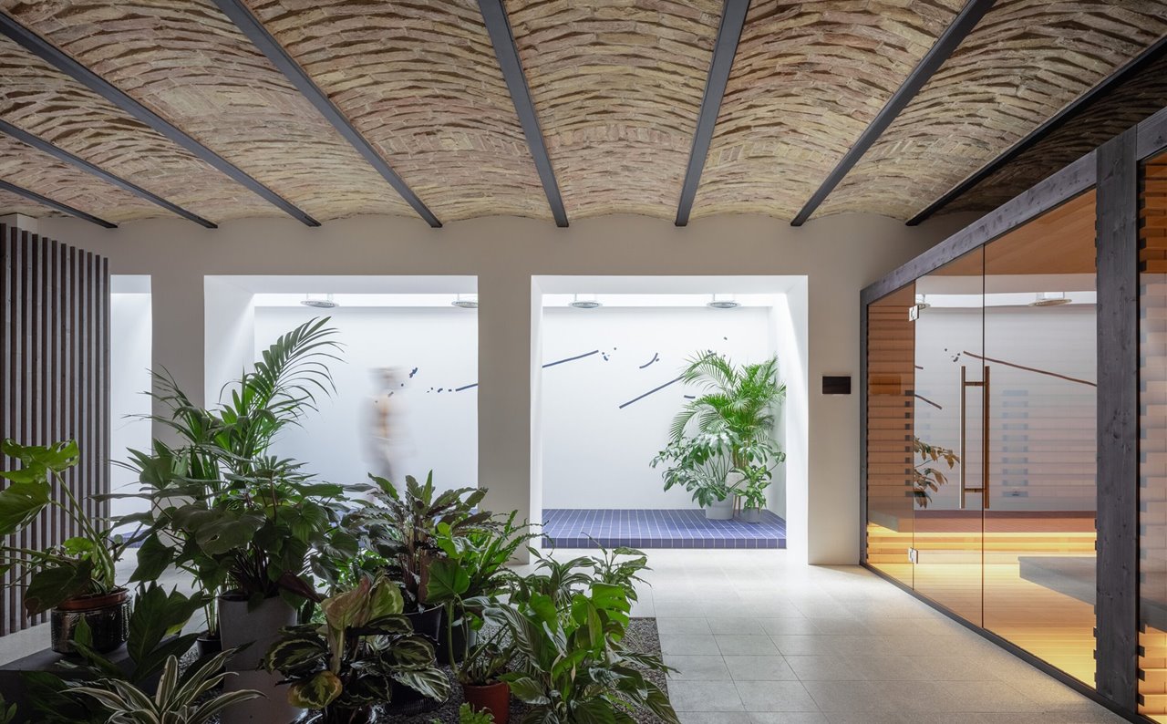"Al diseñar el spa en medio del centro histórico de Bratislava, partimos de la necesidad de liberarnos del ciclo diario y calmarnos", dicen desde Grau Architects.