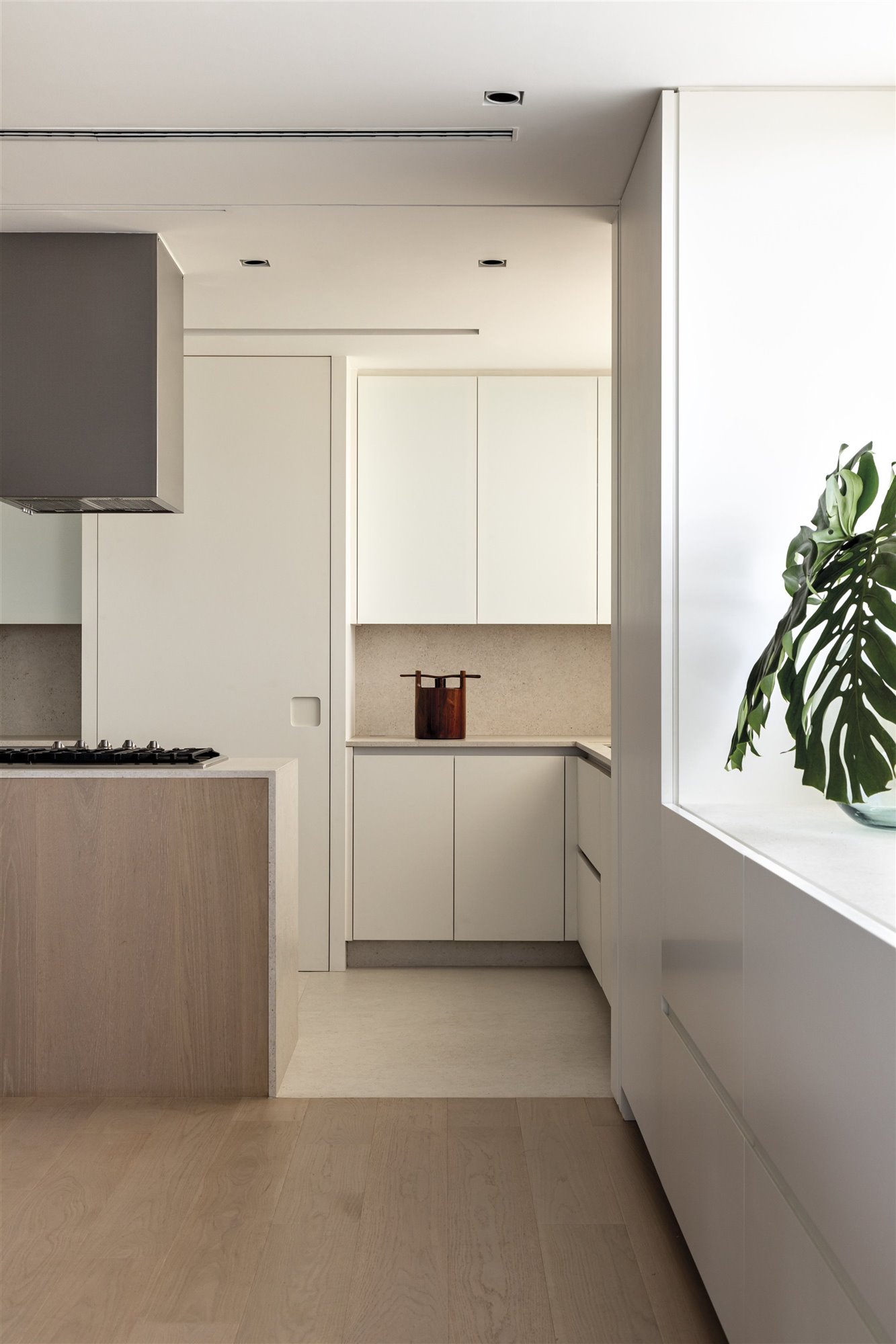 interior apartamento acl cocina blanca de arthur casas