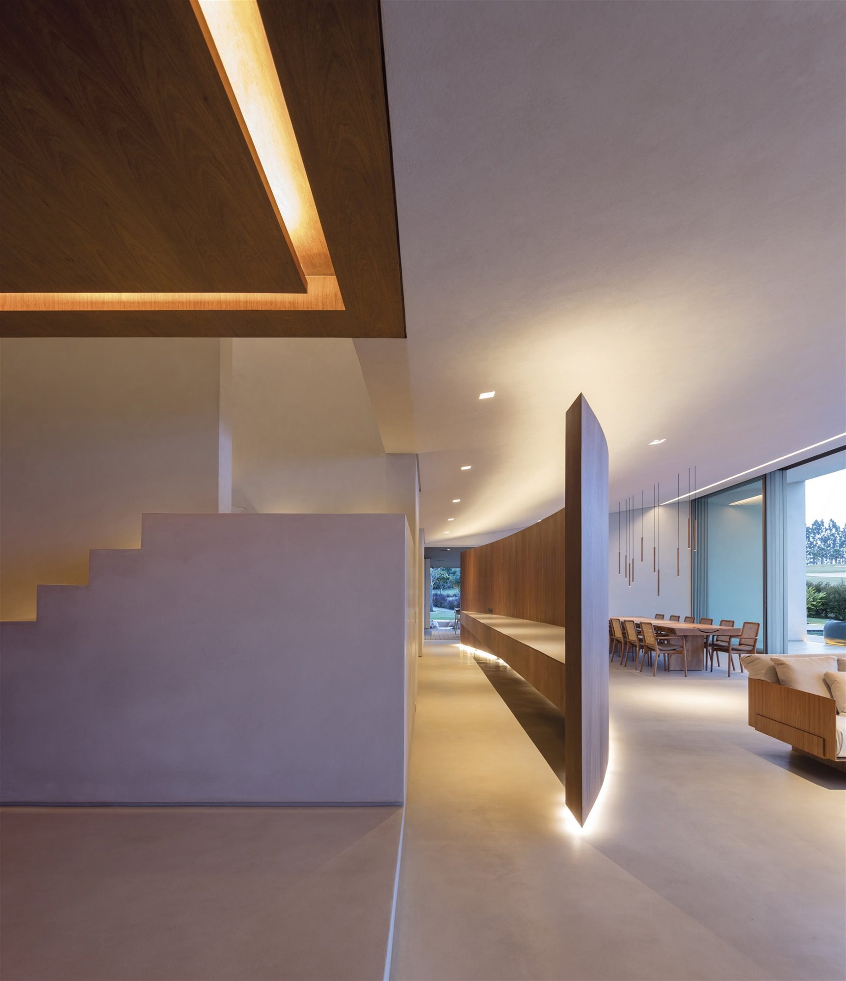 interior casa jy escaleras y mesa comedor de arthur casas