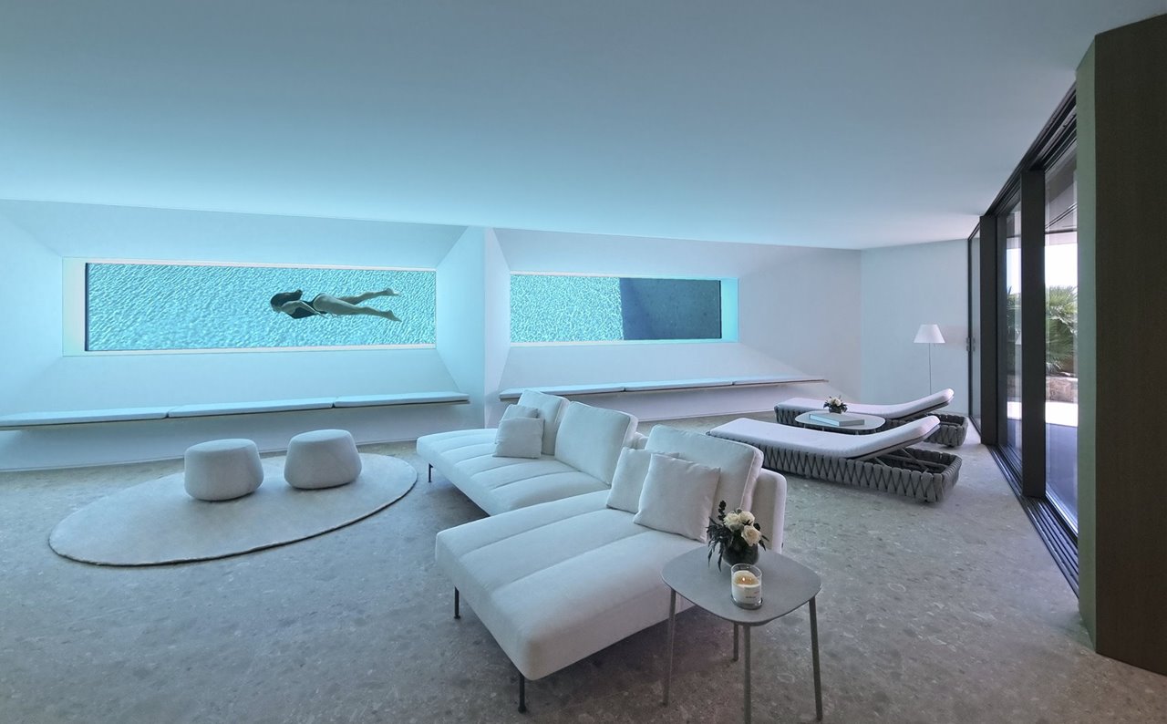Una piscina infinita estilo acuario de dos pisos lleva el exterior hacia adentro y el adentro hacia afuera.