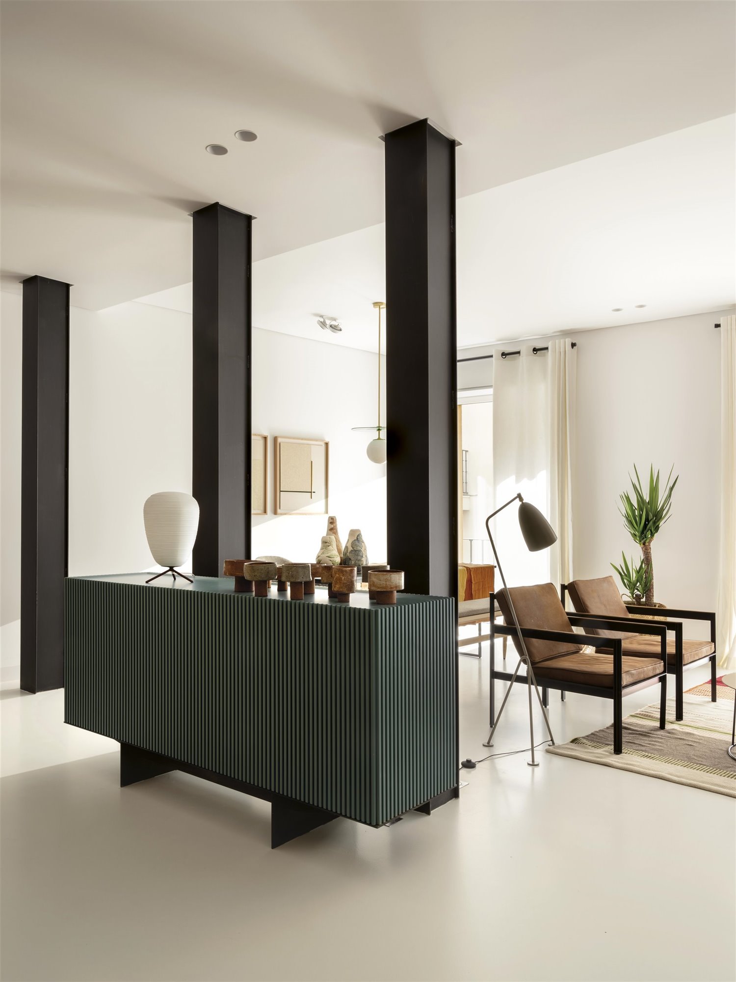 salón moderno con aparador azul y vigas 