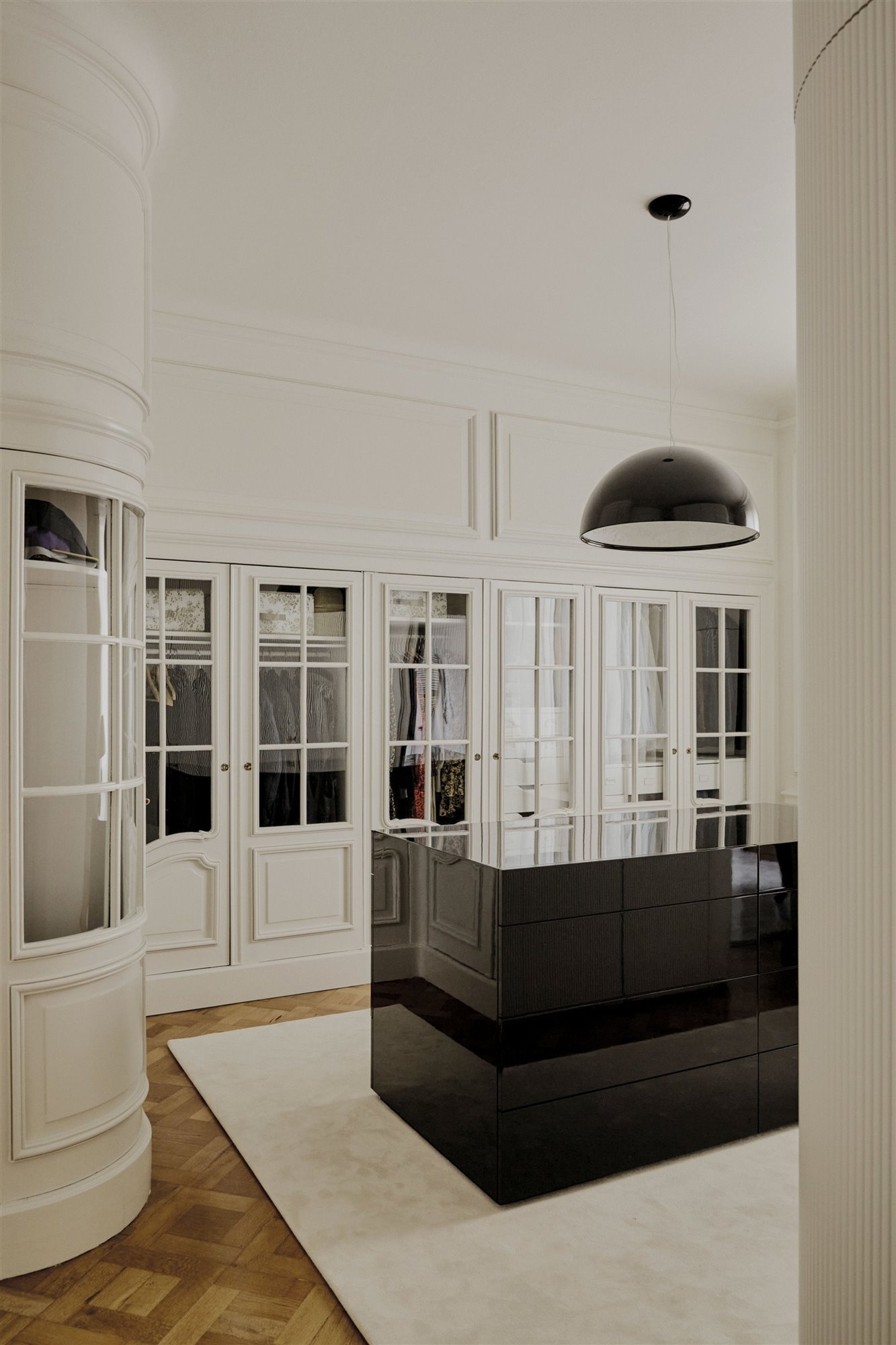 vestidor elegante en blanco y negro