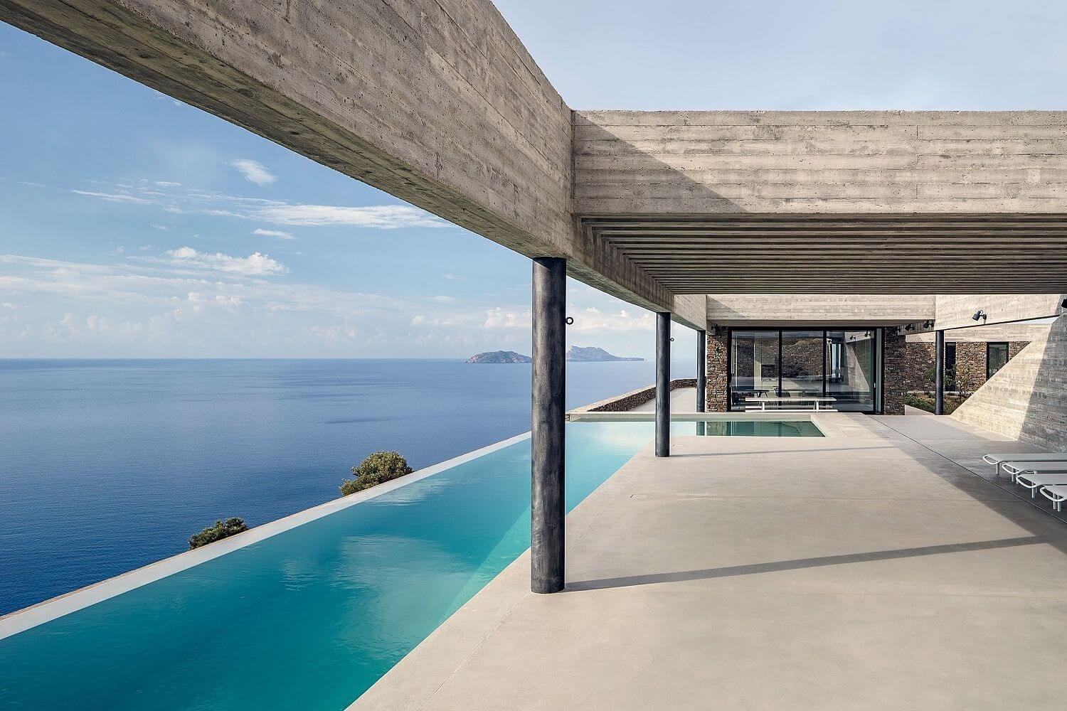 Vista de la piscina y el exterior