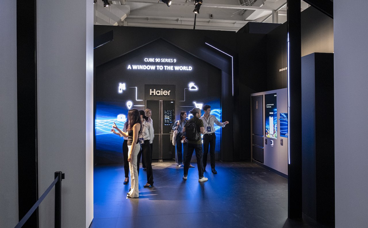 En el espacio Touch&Feel de Haier, y con ayuda de la app hOn, el visitante puede interactuar con los productos de la compañía combinados con elementos iluminados que potencian el concepto de conexión.
