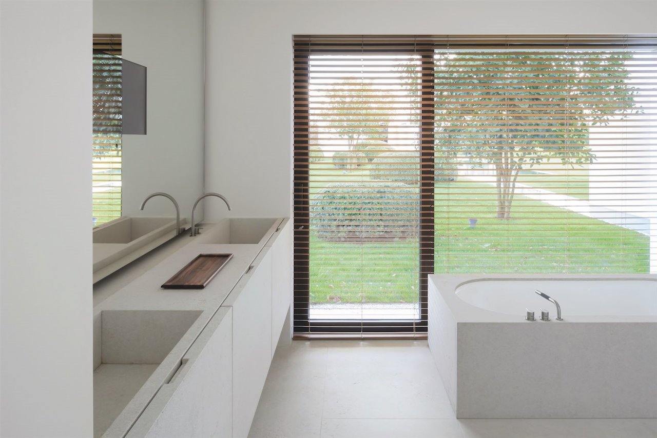 Baño con ventana con screen