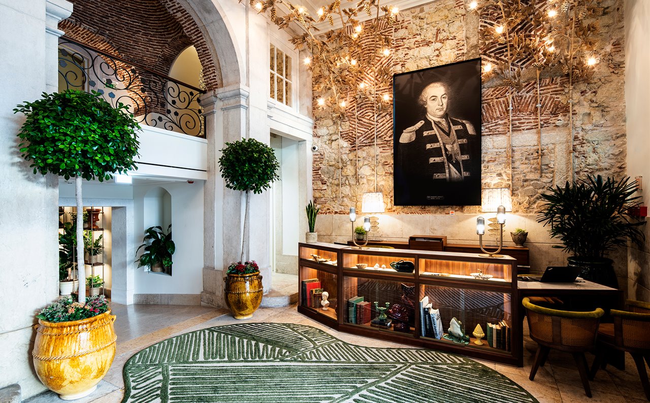 Jacques Chahine y Miguel Câncio Martins fueron los responsables de dar una nueva vida al palacio con un nuevo capítulo como un verdadero hotel de lujo en el corazón de Lisboa. El encargado de las obras de renovación del Palácio Ludovice fue el arquitecto portugués Miguel Câncio Martins.