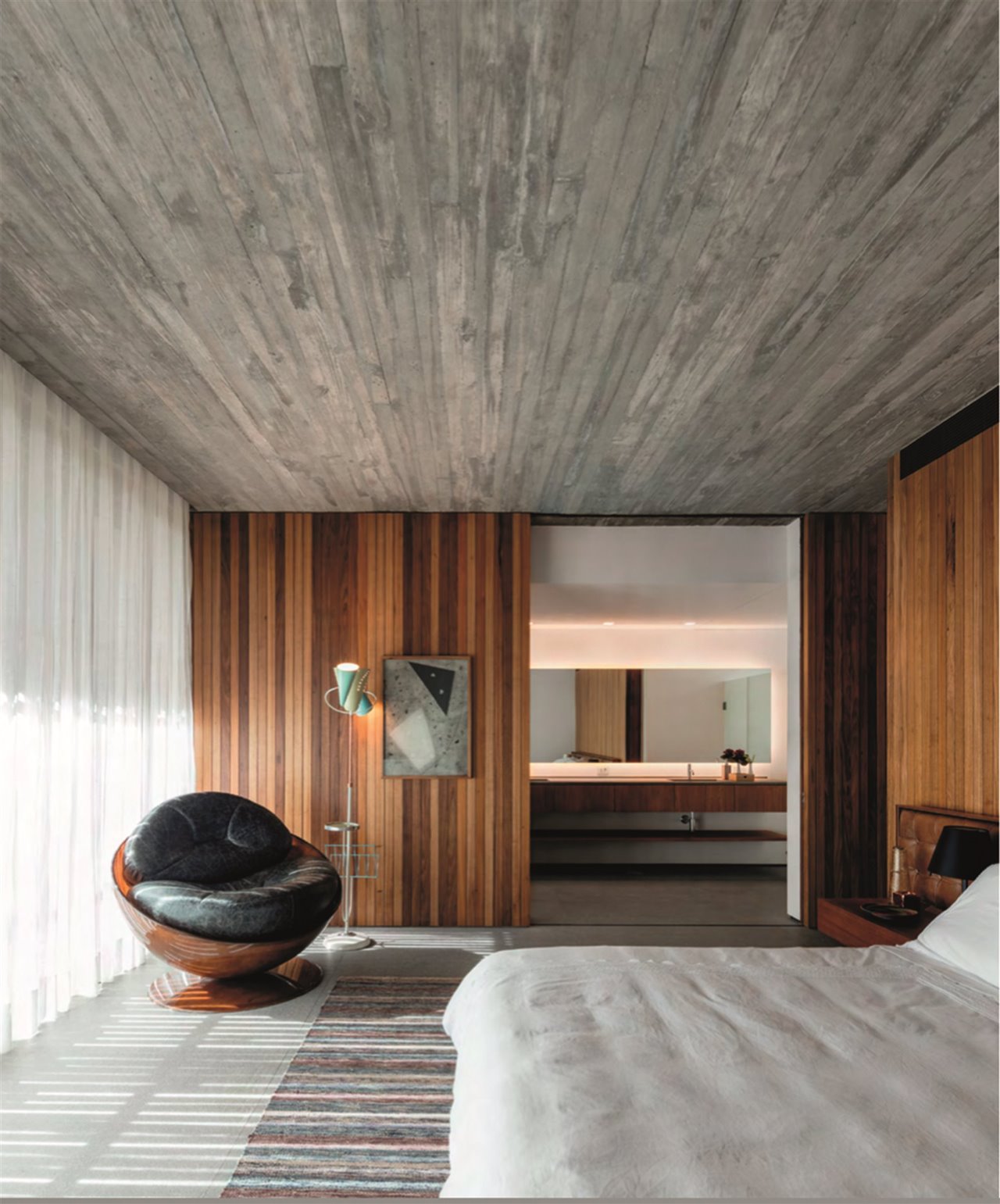 Bajar las persianas es un gesto tan sencillo como efectivo. Casa Planar House, de Studio MK27. 