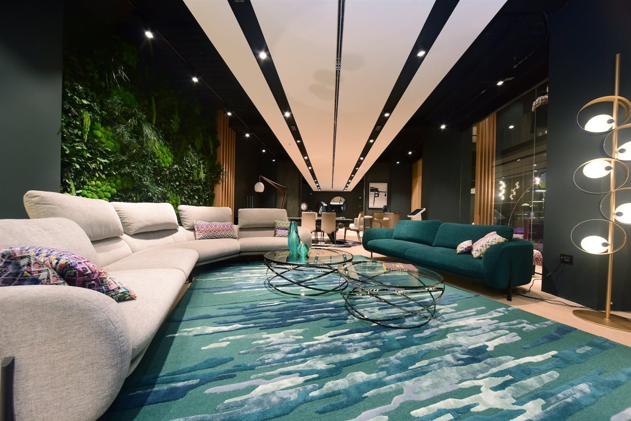 El nuevo showroom reafirma la presencia de Roche Bobois en la ciudad italiana junto a las firmas más importantes del sector.