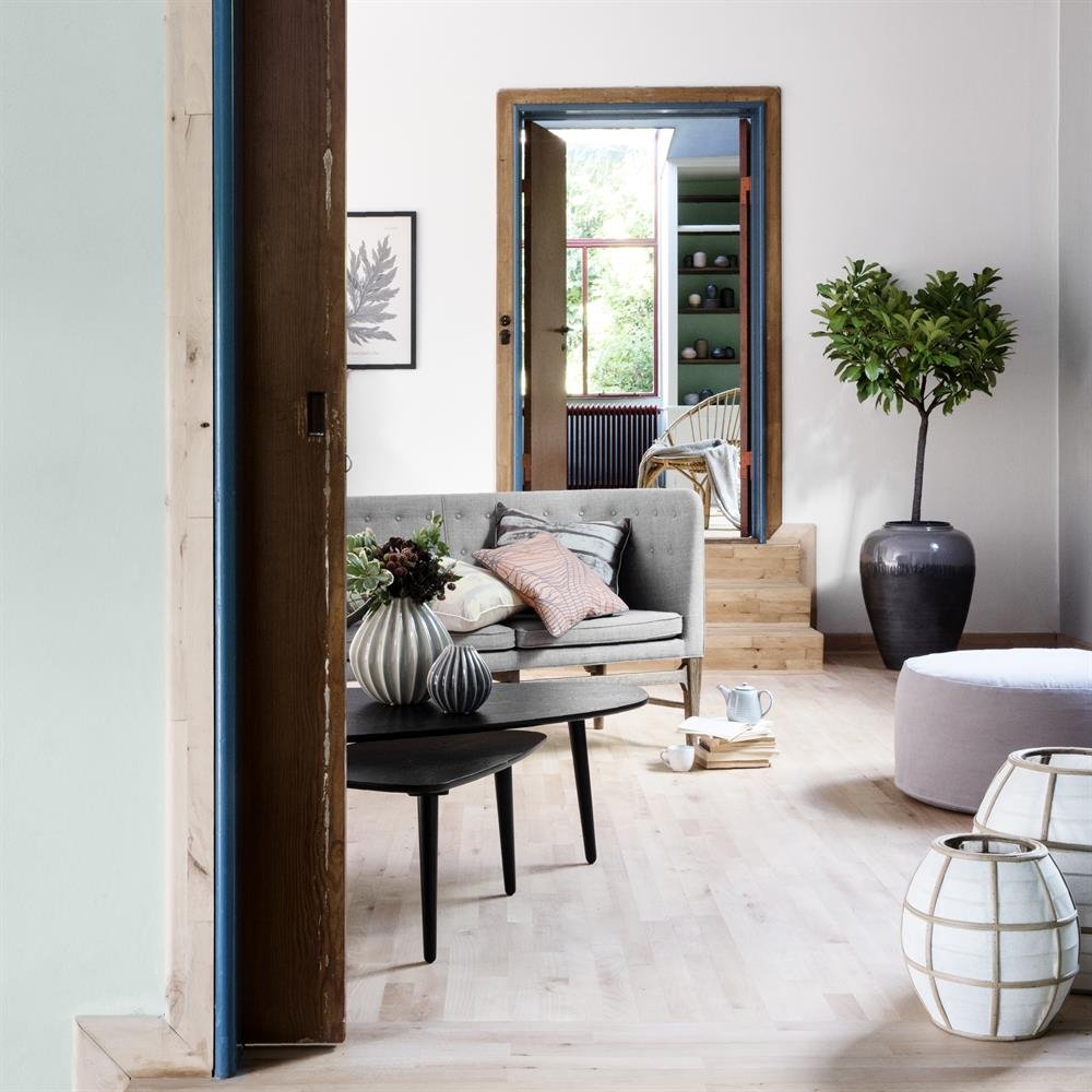 Favorecer la circulación de aire exterior mediante la apertura de puertas y ventanas en lados opuestos crea una clima más fresco y saludable. Propuesta de Broste Copenhagen. 