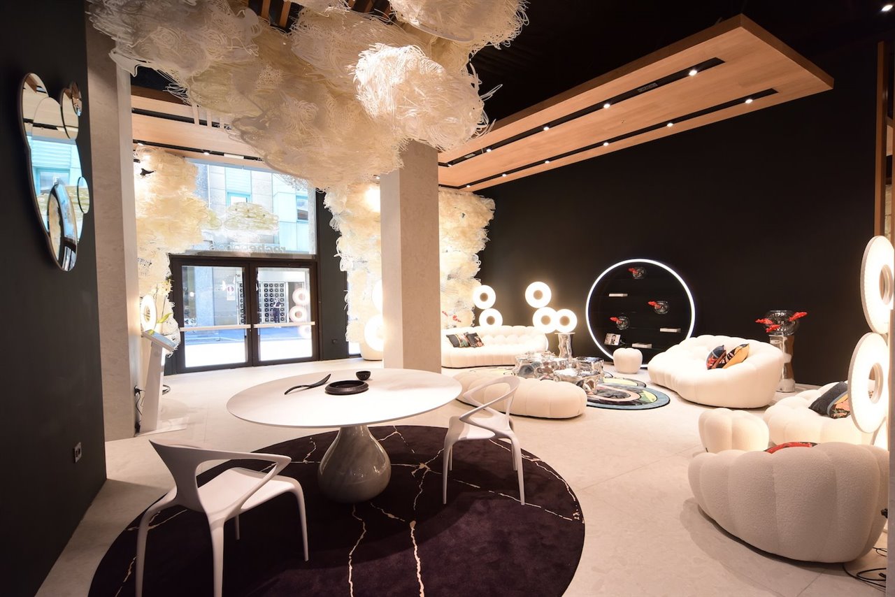 Para celebrar la inauguración del espacio, el estudio barcelonés Wanda ha diseñado una nube de origami que se extiende por todo el interior.