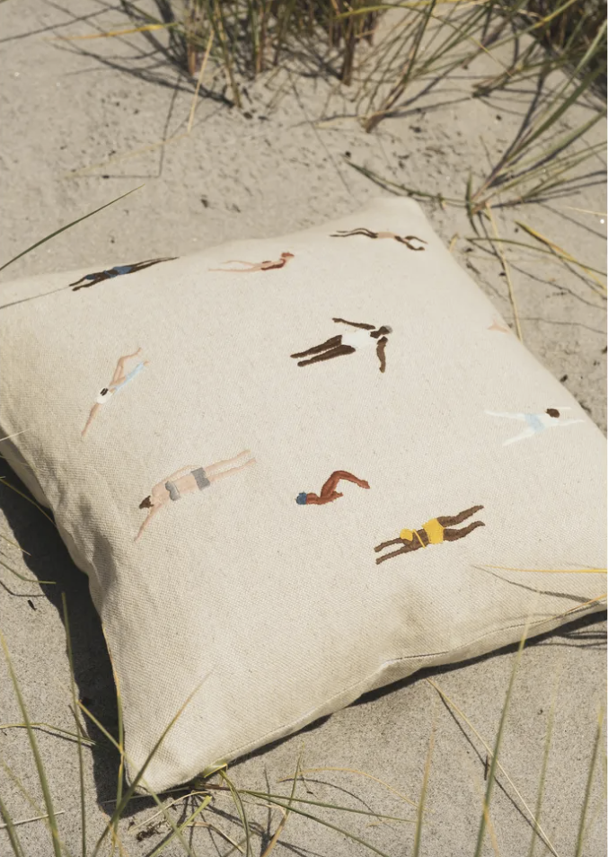cojín beige estampado figuras de nadadoras