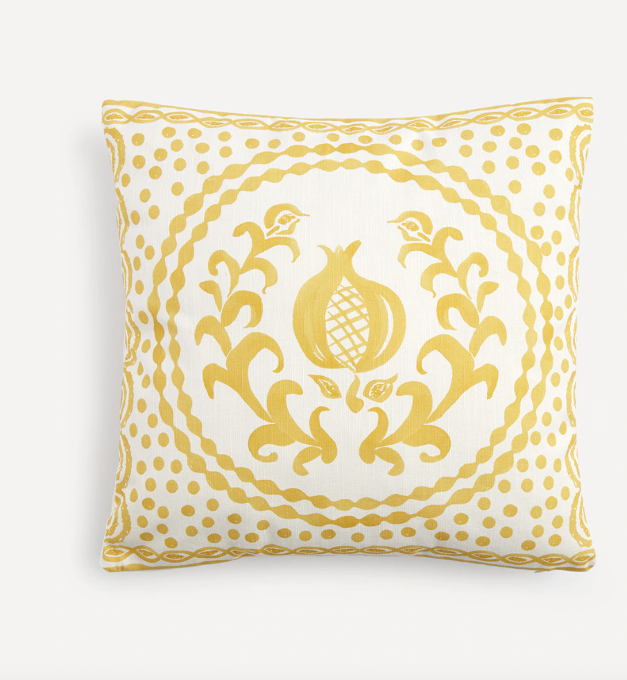 cojín blanco con estampado amarillo 