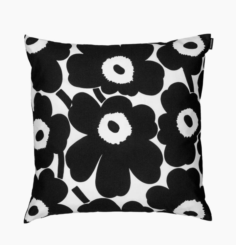 cojín blanco y negro estampado flores