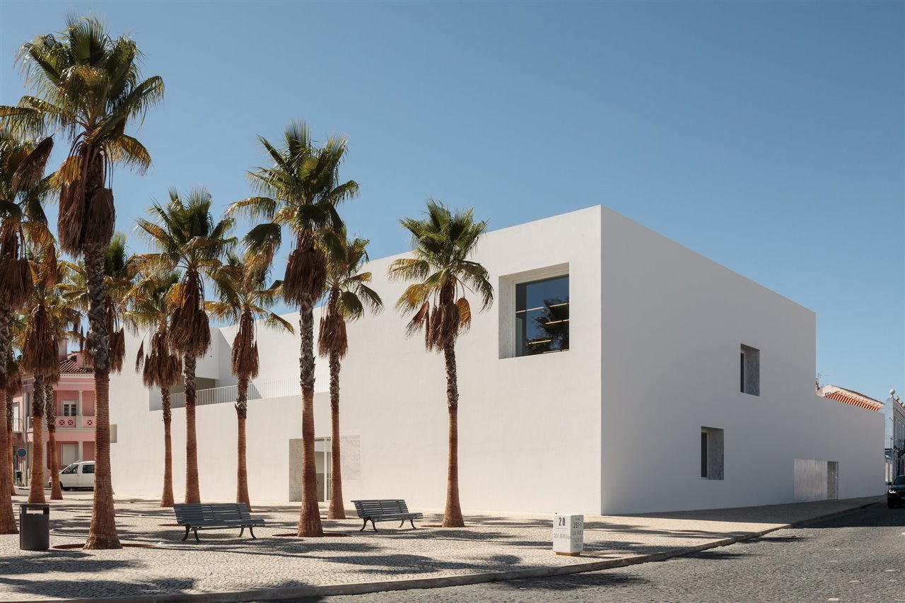El otro premio ex aequo en la categoría de Ciudad y Paisaje ha sido para la Biblioteca e Arquivo do Município de Grandôla. 