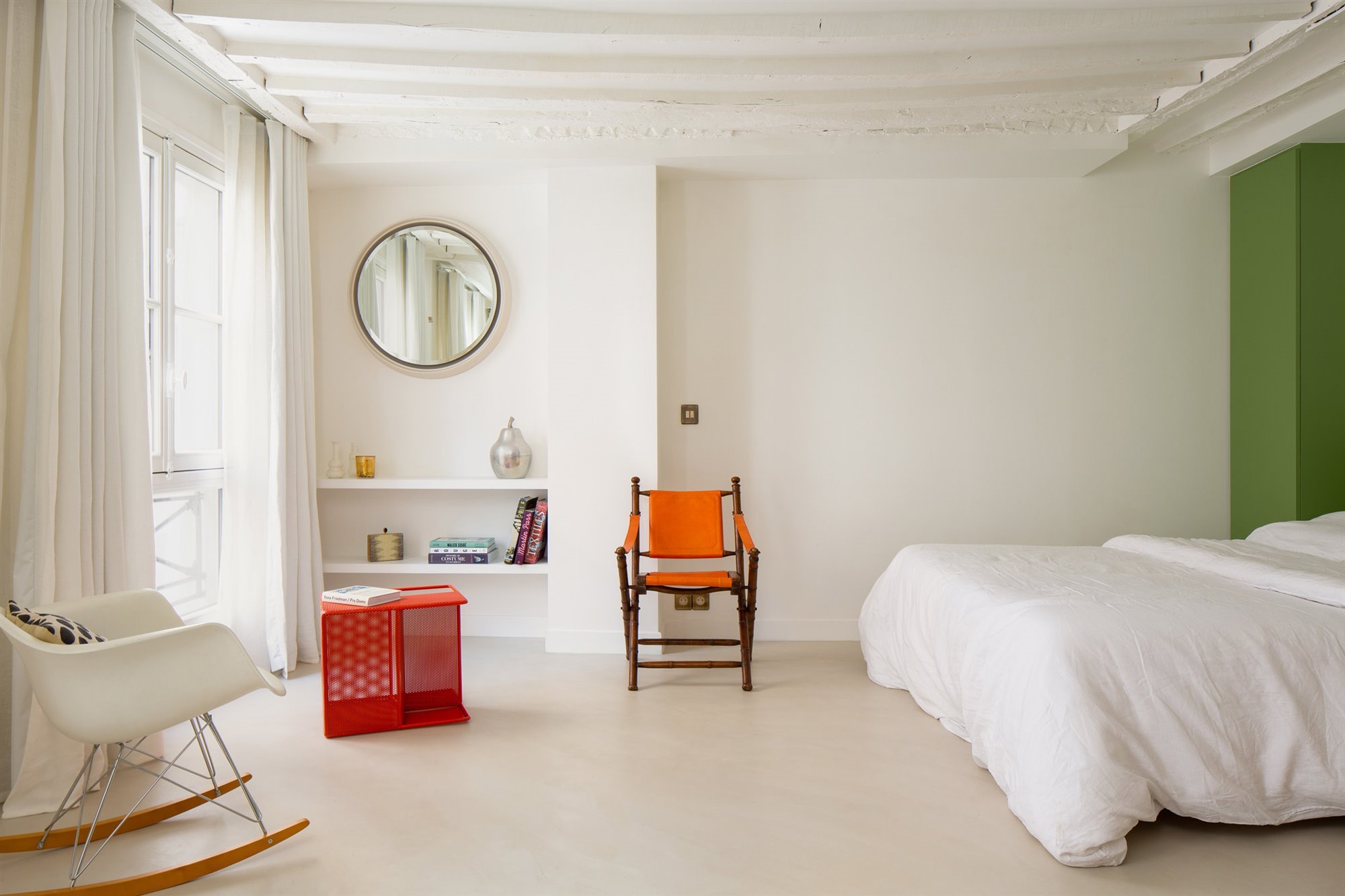 Piso reformado en Paris con techos con vigas dormitorio
