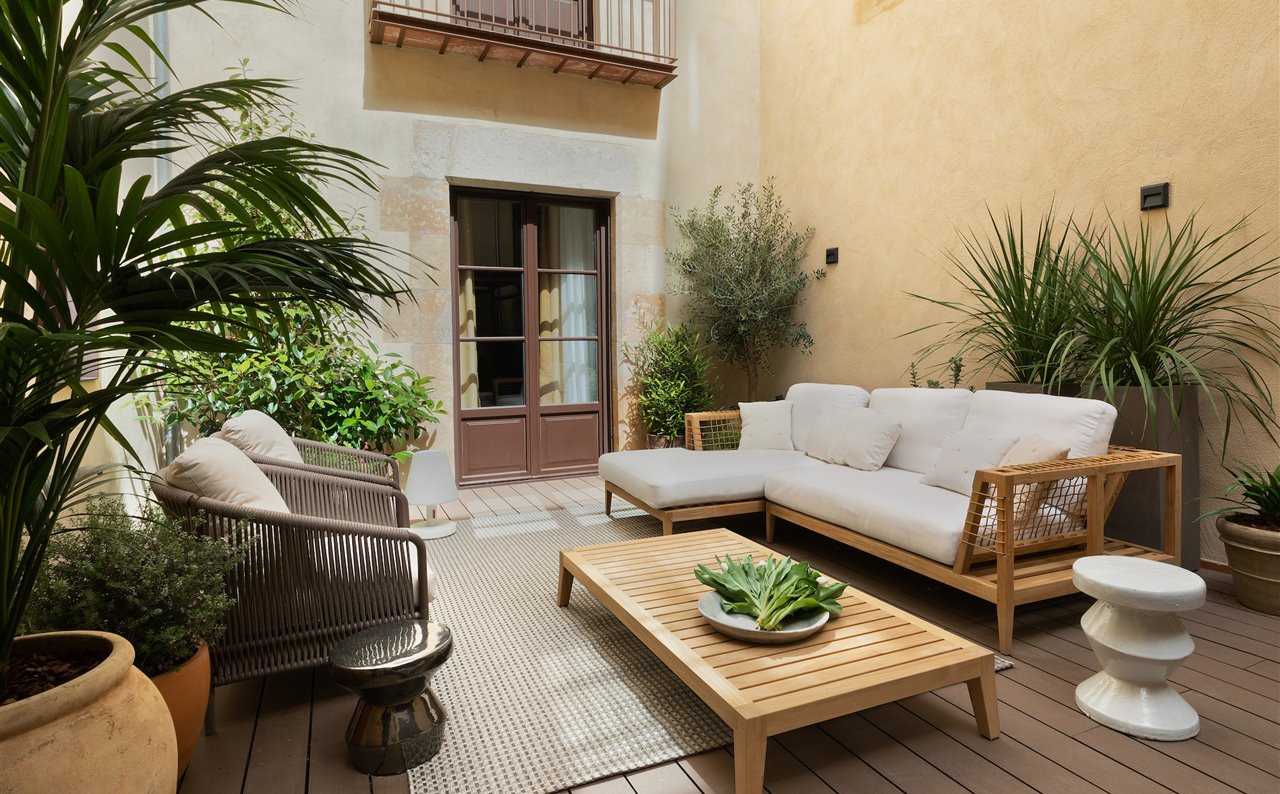 La adecuación de las plantas al espacio, tanto a nivel estético como funcional, era primordial. Se eligieron especies autóctonas adaptadas al clima de la ciudad y según las características solares y de humedad del patio.