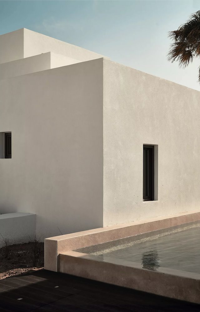 El hotel Parilio, en la isla griega de Paros, bebe de la arquitectura tradicional y de la luz mediterránea. 