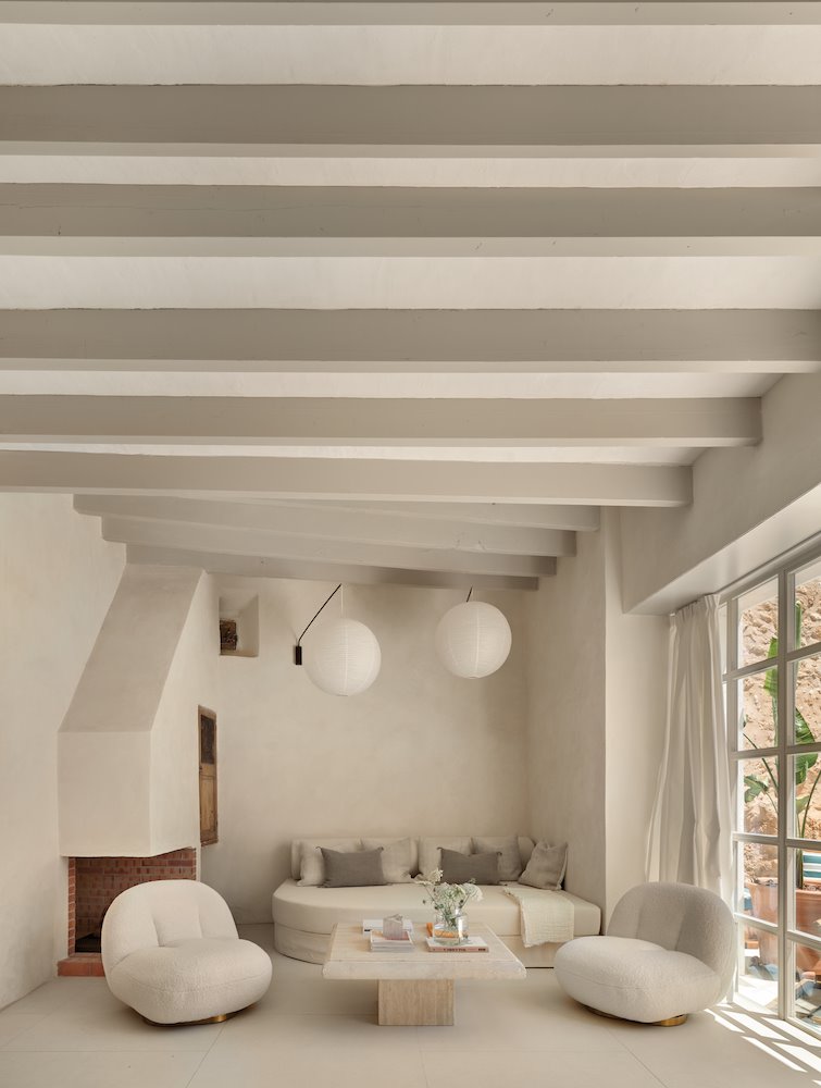 En Algaida, en el centro-sur de Mallorca, esta casa del siglo XIX ha sido transformada por Quadratmeta Studio. 