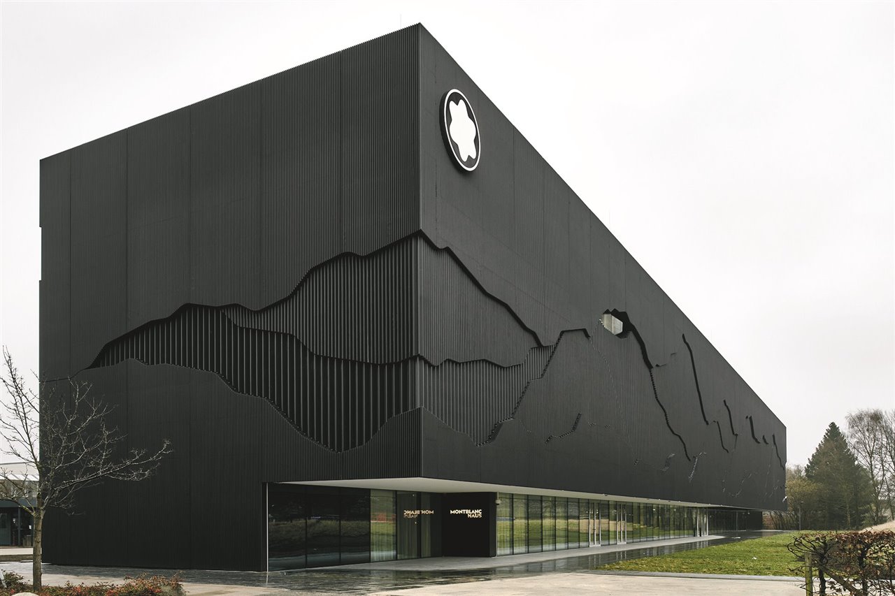 Montblanc acaba de inaugurar su nuevo espacio expositivo en Hamburgo de la mano de los españoles Nieto Sobejano Arquitectos. 