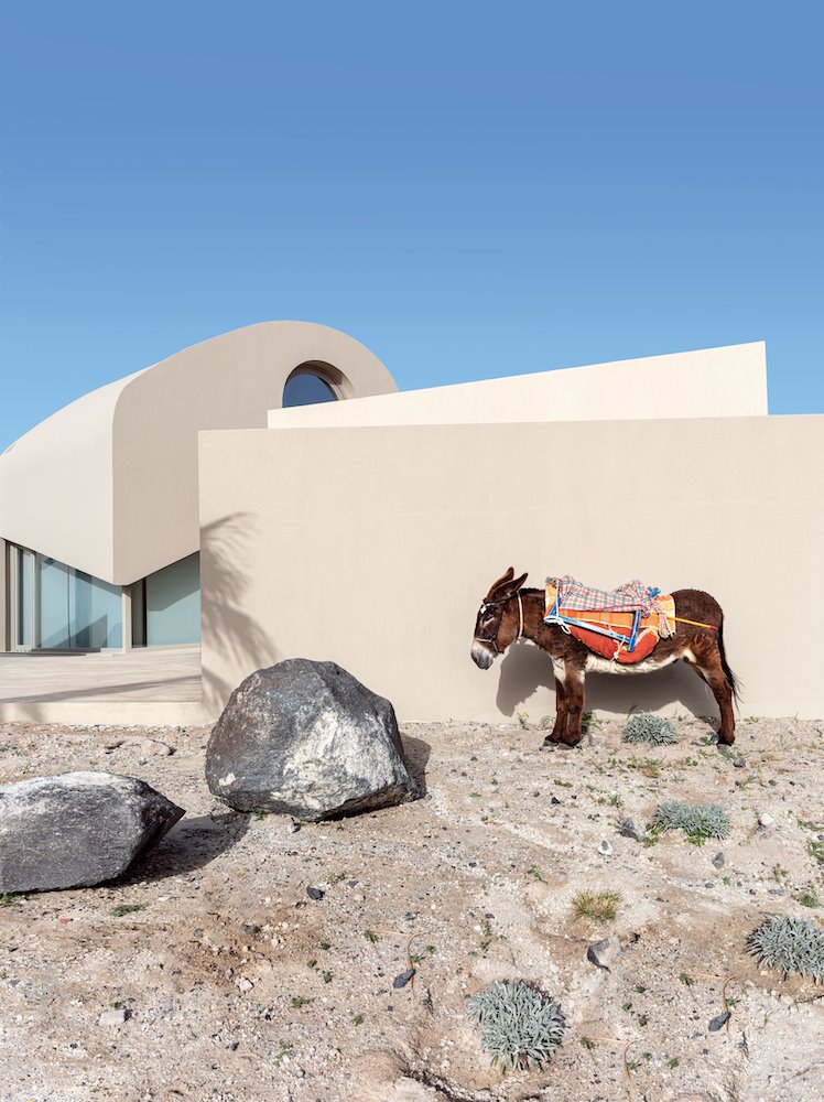Santorini es el escenario de esta casa de Kapsimalis Architects, concebida como un monolito de roca volcánica. 
