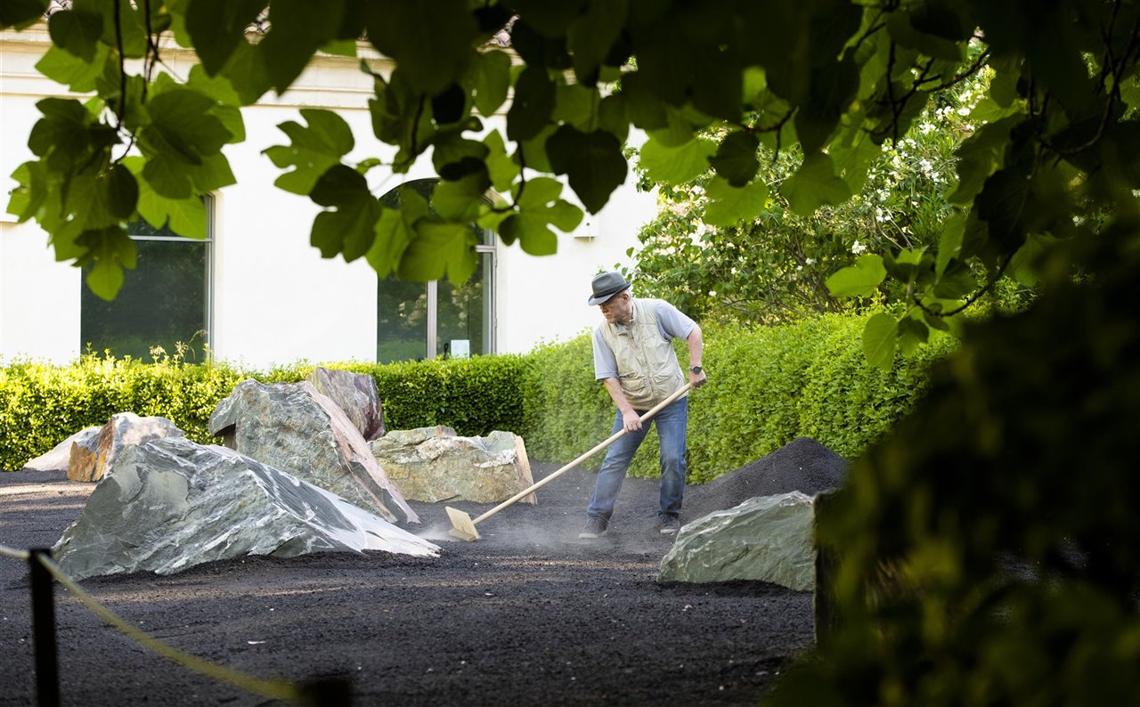 Hiroya Tanaka trabajando en el jardín zen negro del Botánico