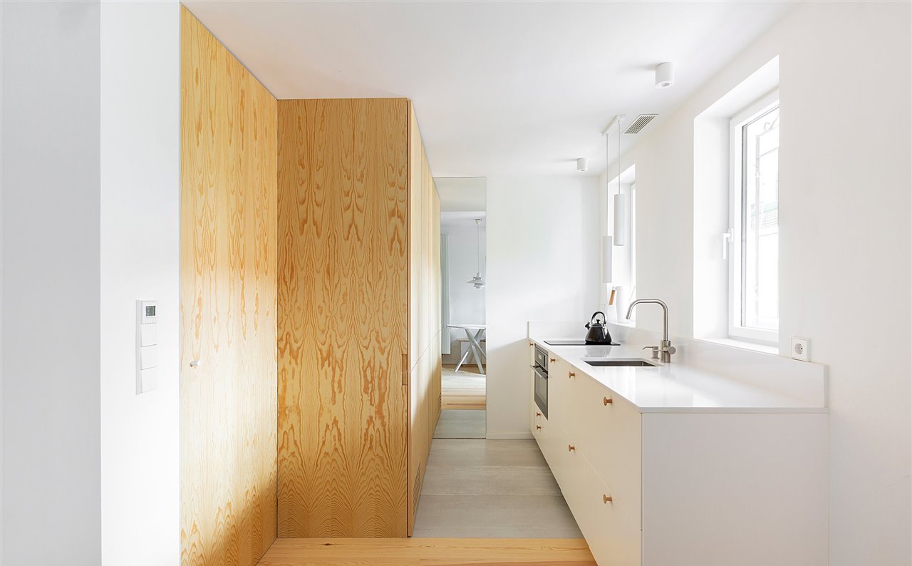 La vivienda es funcional y flexible. Su principal característica es un sólido muro de carga en forma de Z que divide la vivienda en dos. esto se ha aprovechado para convertirlo en un elemento vertebrador que, a través de las puertas, cerrándolas y abriéndolas se logran diferentes configuraciones. Con todo abierto, se genera una doble comunicación en toda la casa.