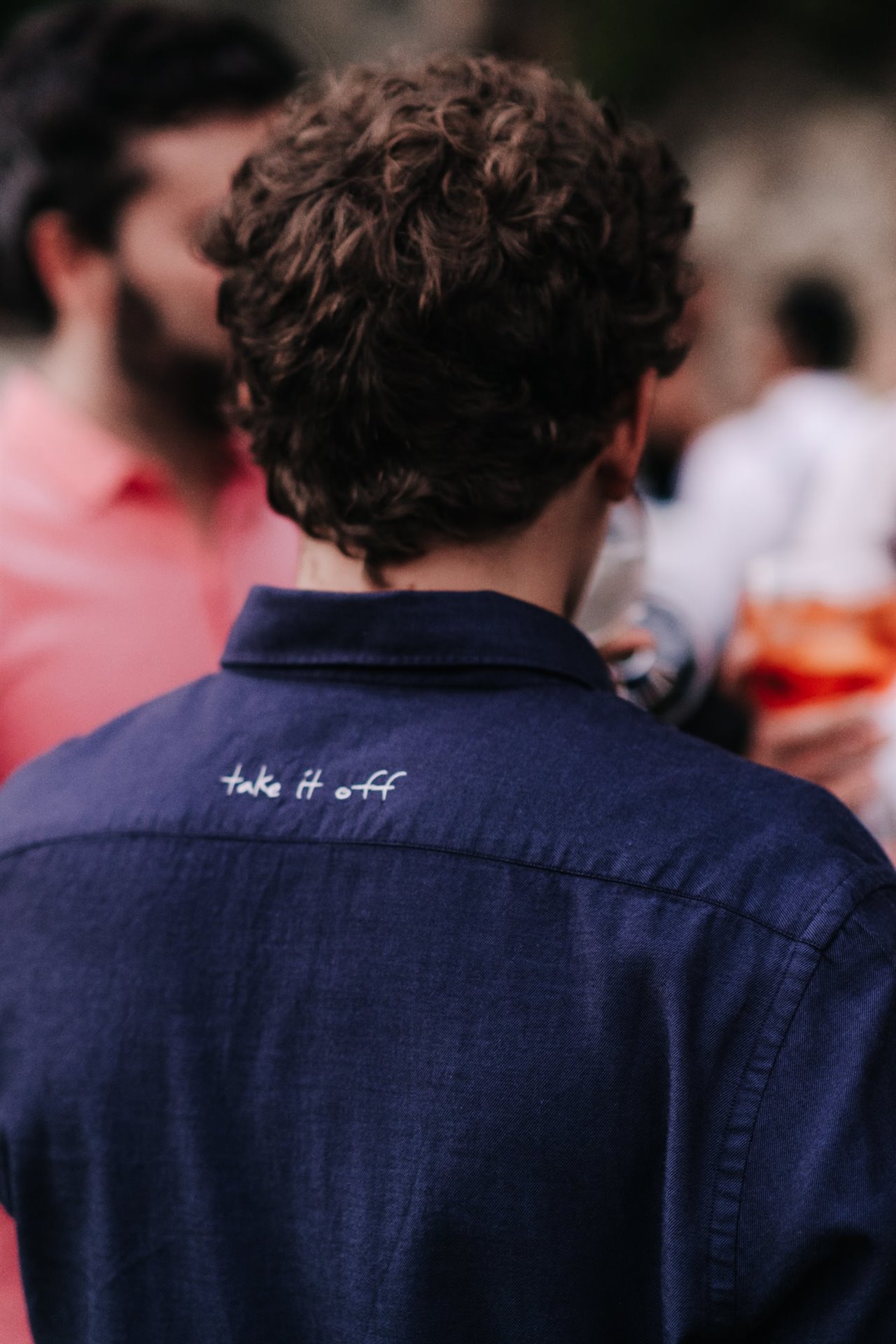En la espalda de cada camisa, hay una frase relacionada con el pecado capital en el que está inspirado la camisa. 