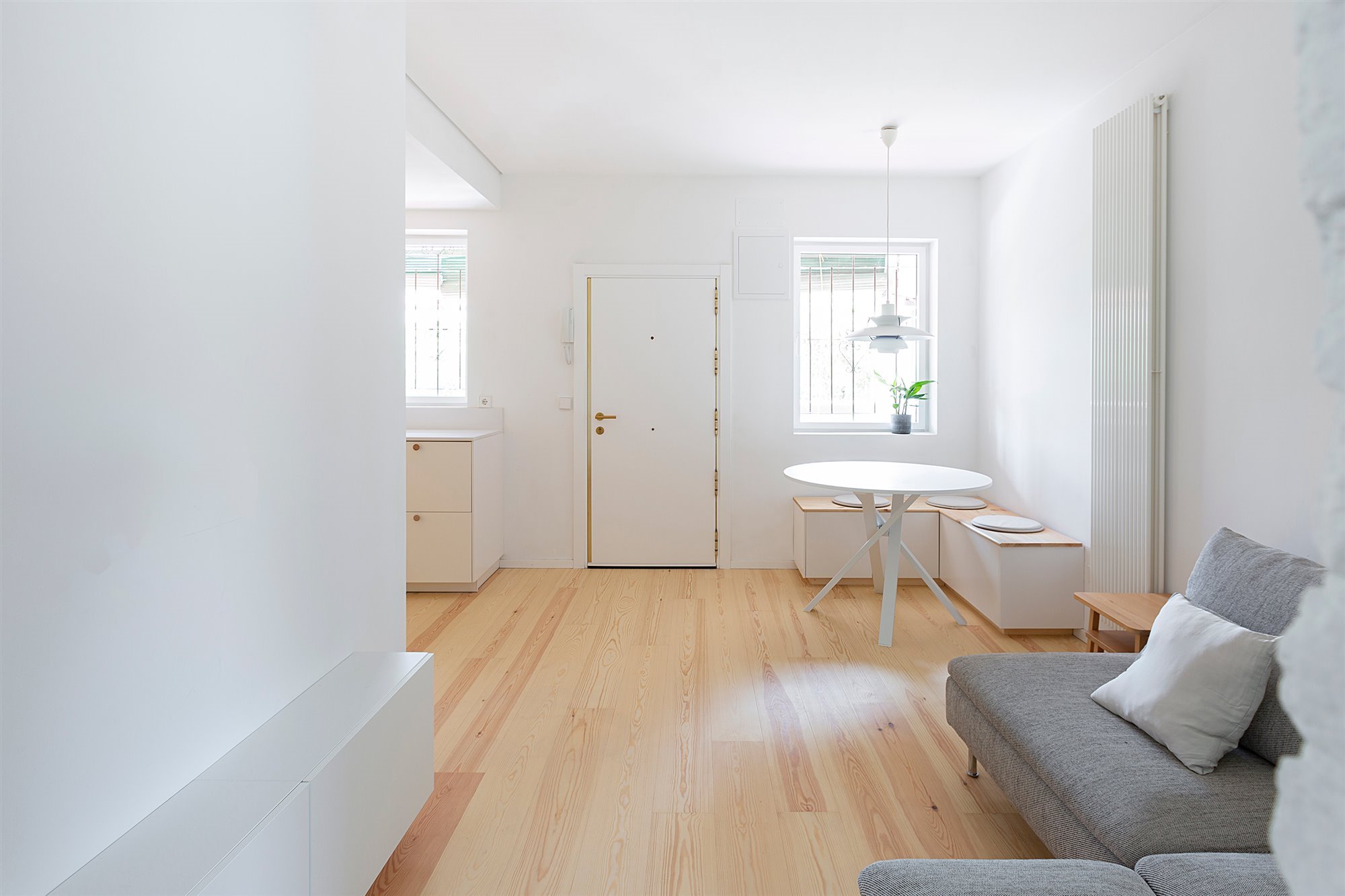 salón pequeño luz blanco madera 