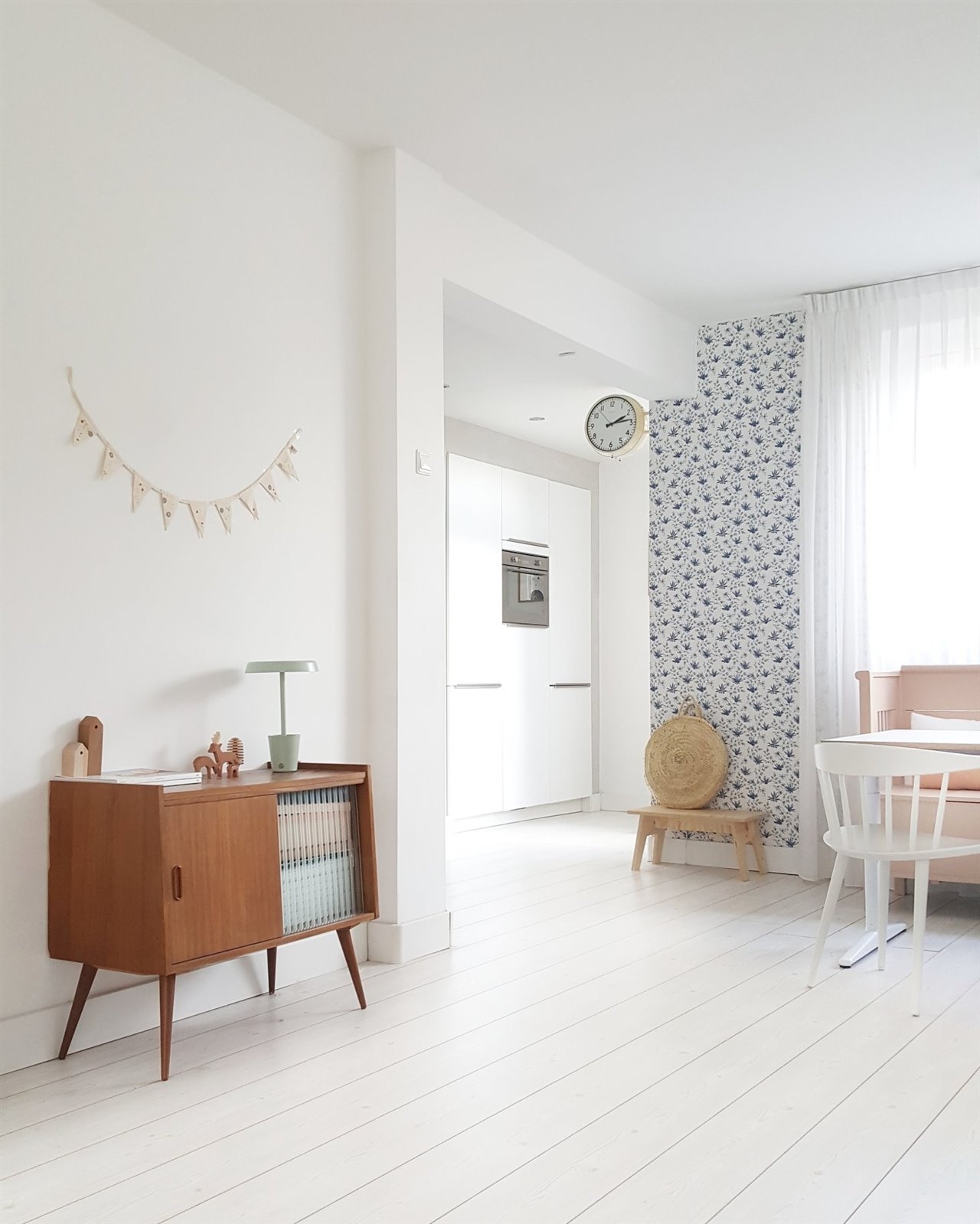 Salon de una casa con muebles ordenados todo recogido
