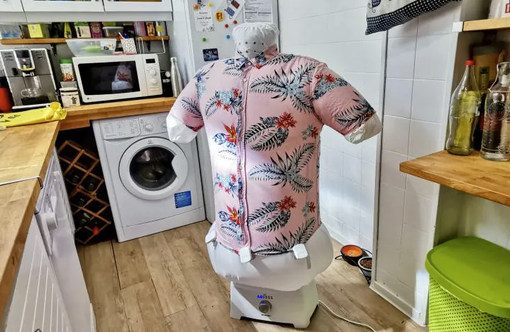 Todos podemos olvidarnos de planchar gracias a este maniquí de planchado