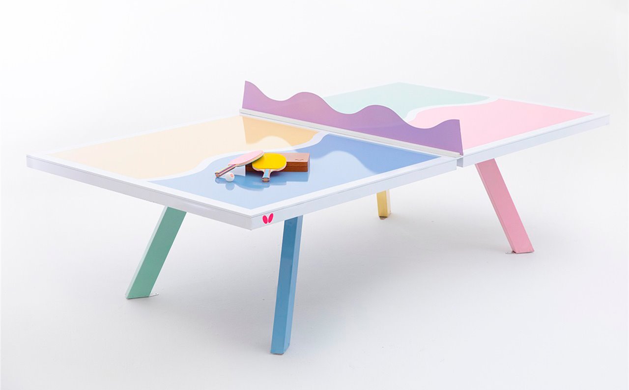 Las formas onduladas y la combinación multicolor hacen que la mesa parezca un diseño del grupo Memphis