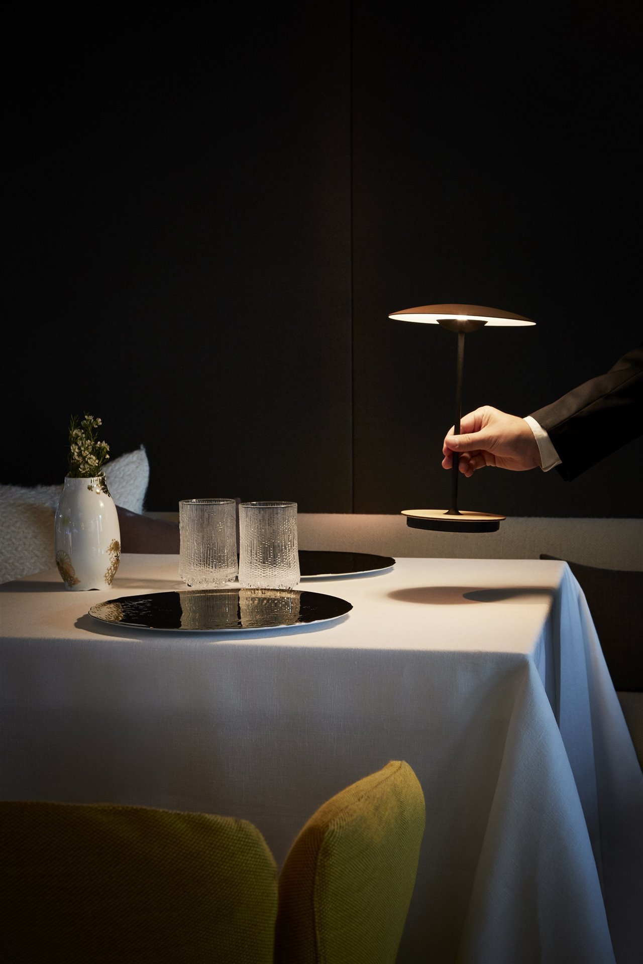 La Ginger portátil tiene un diseño liviano y proyecta una luz cálida, ideal para cenas íntimas.