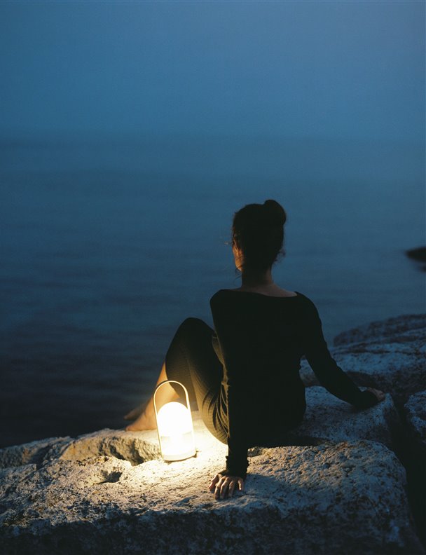 Abre la tienda online de Marset con sus lámparas portátiles para iluminar tu verano