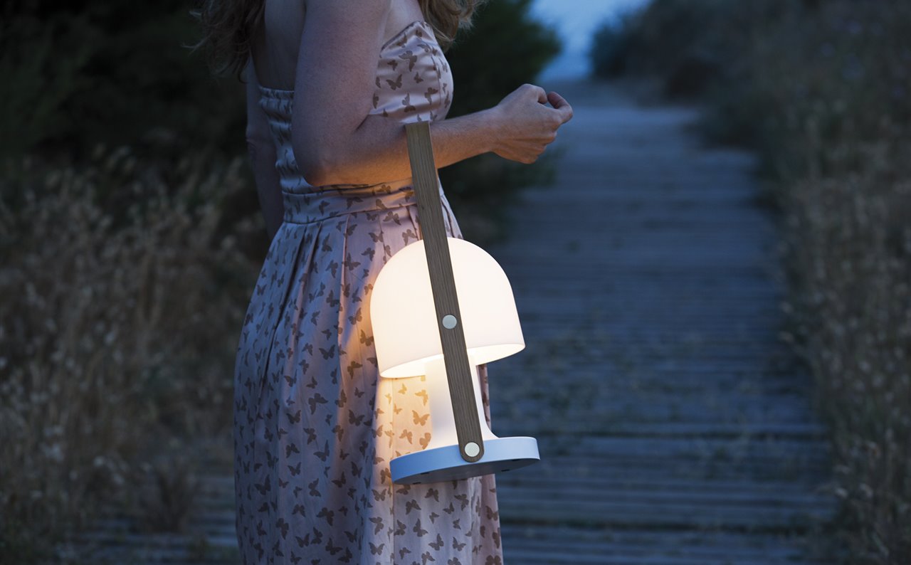 La lámpara Follow Me de Marset está disponible en acabado madera o en color azul, rosa, verde y terracota. 