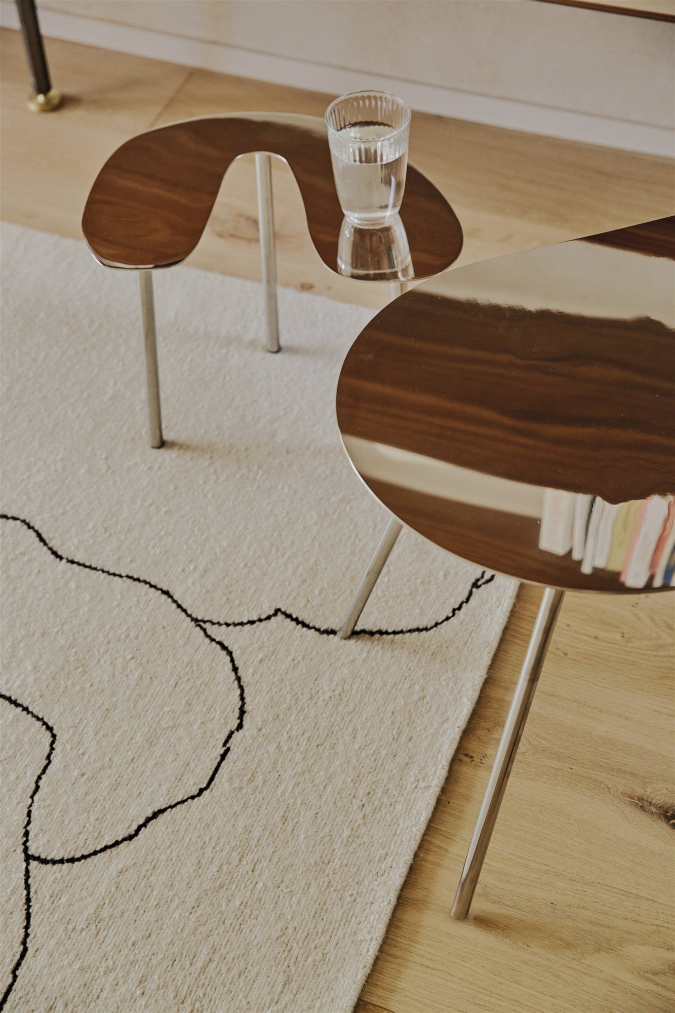 alfombra blanca son mesa de café de madera y vaso