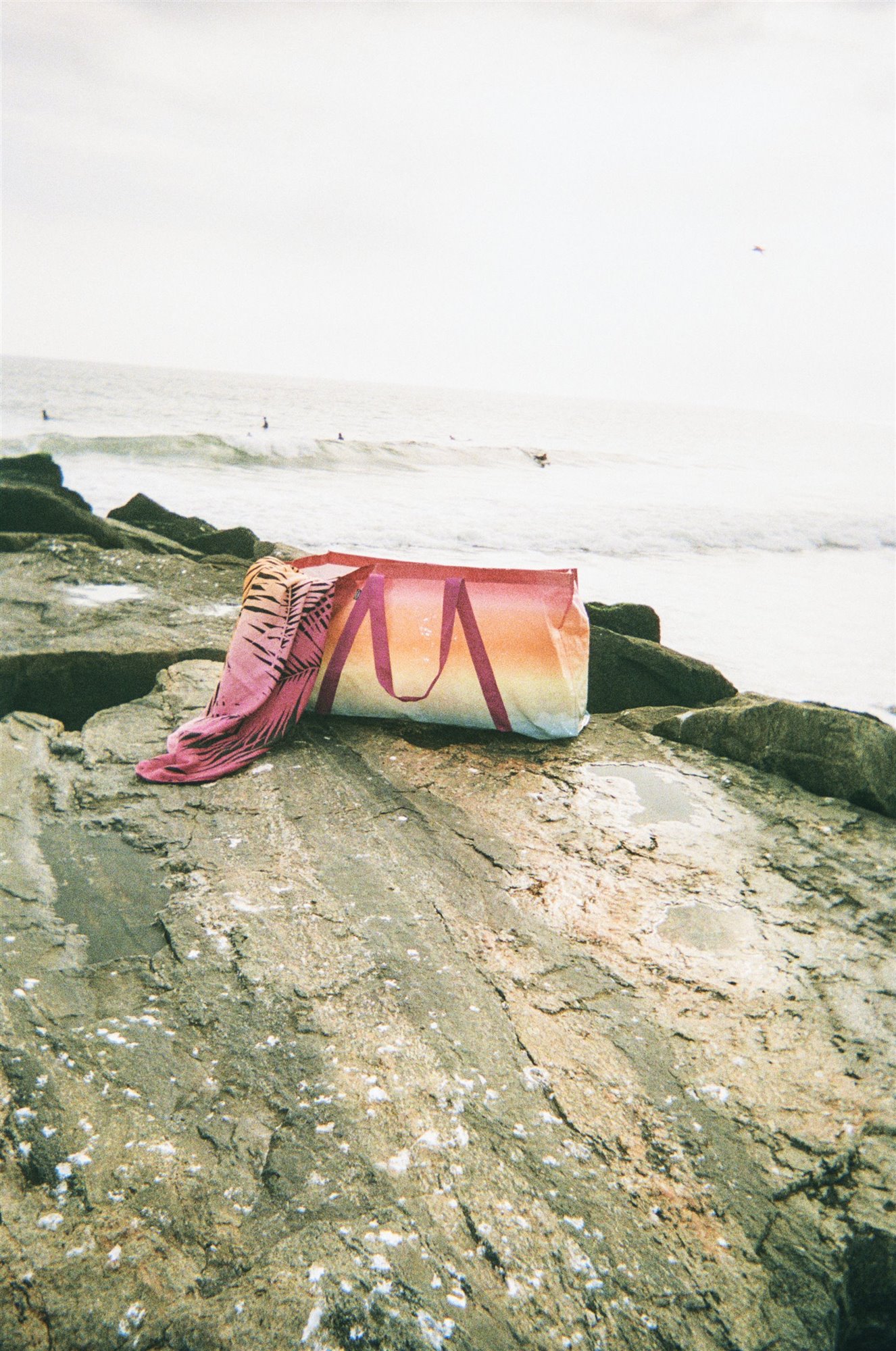 bolsa de la playa multicolor con toalla rosa