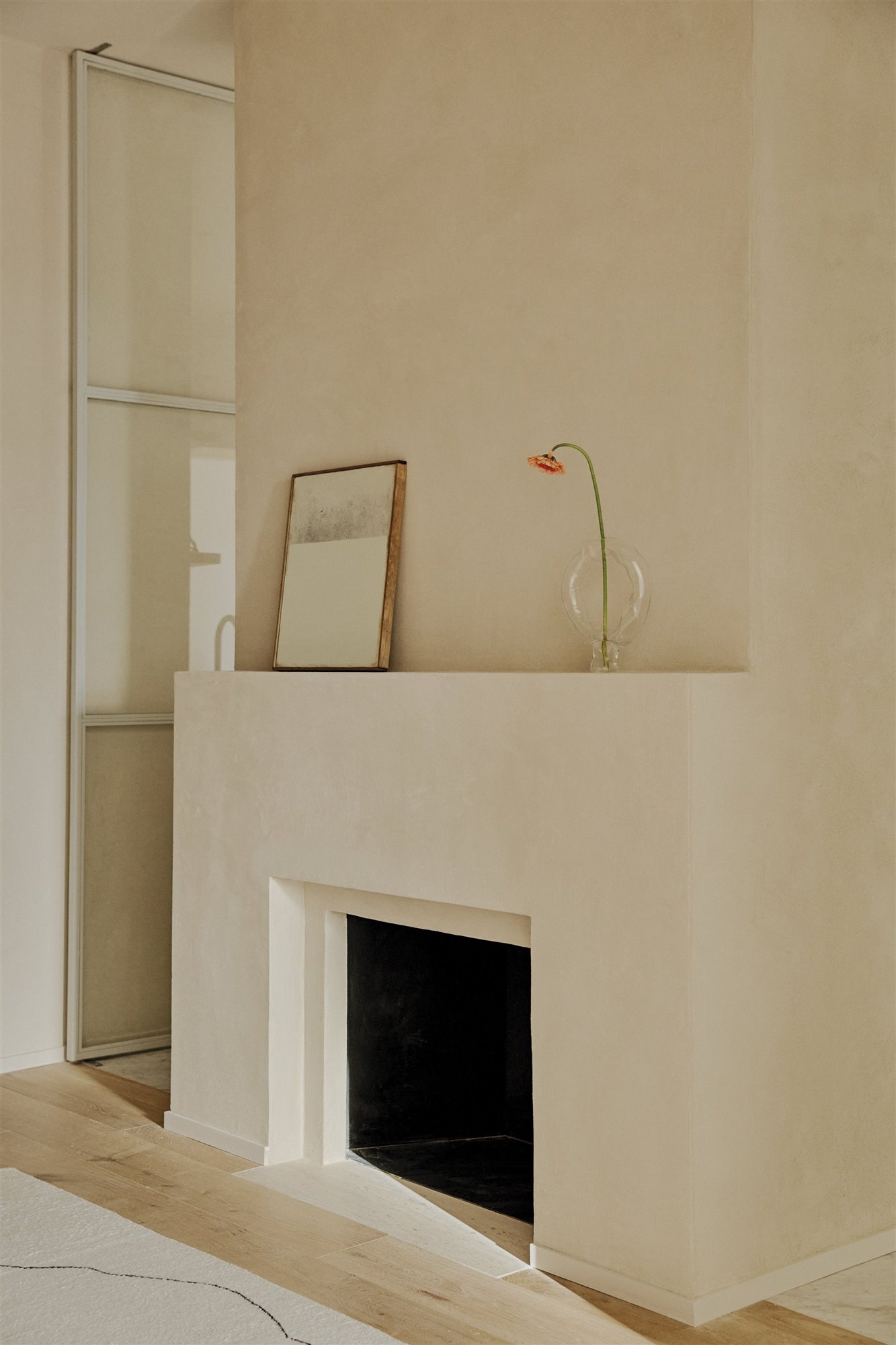 chimenea minimalista blanca con flor