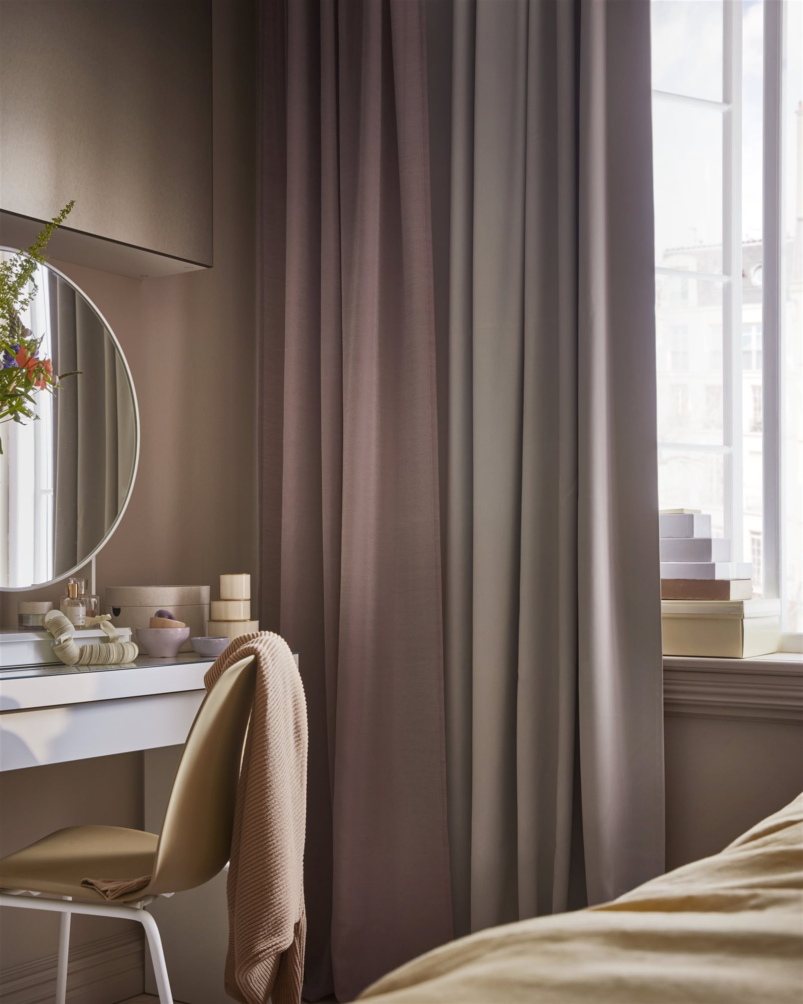 cortinas rosas en un dormitorio romántico
