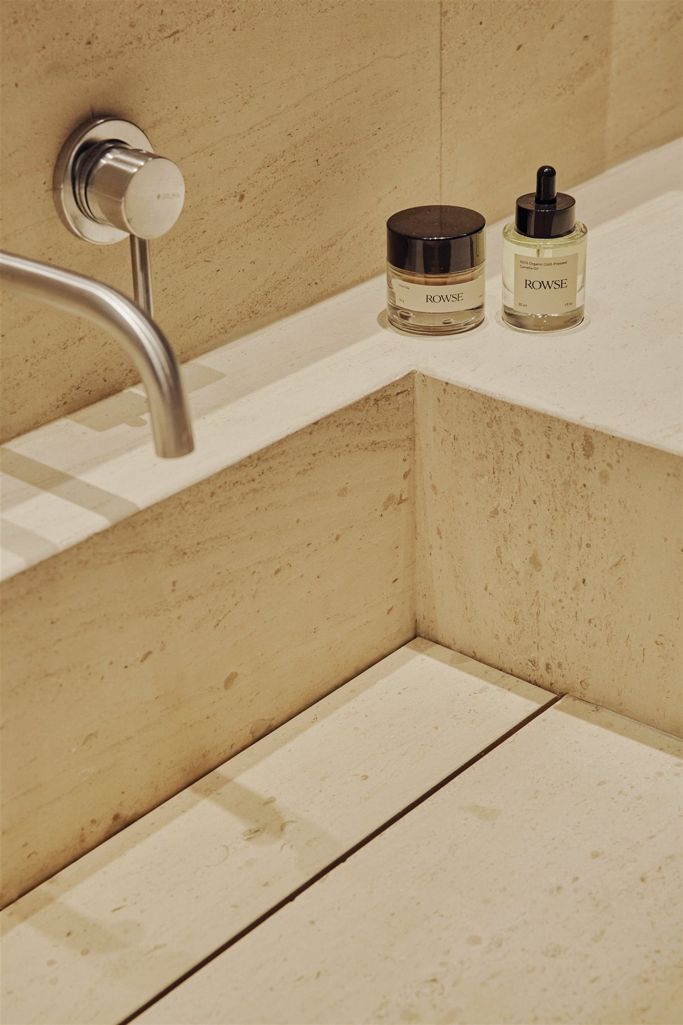 lavabo de piedra beige y cremas