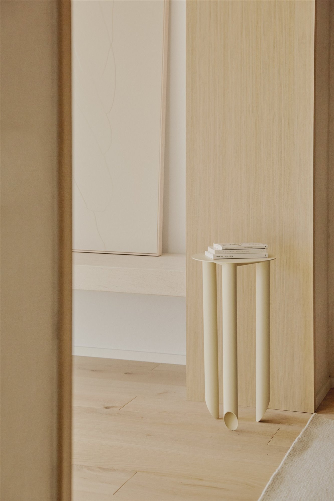 mesa blanca con libros 