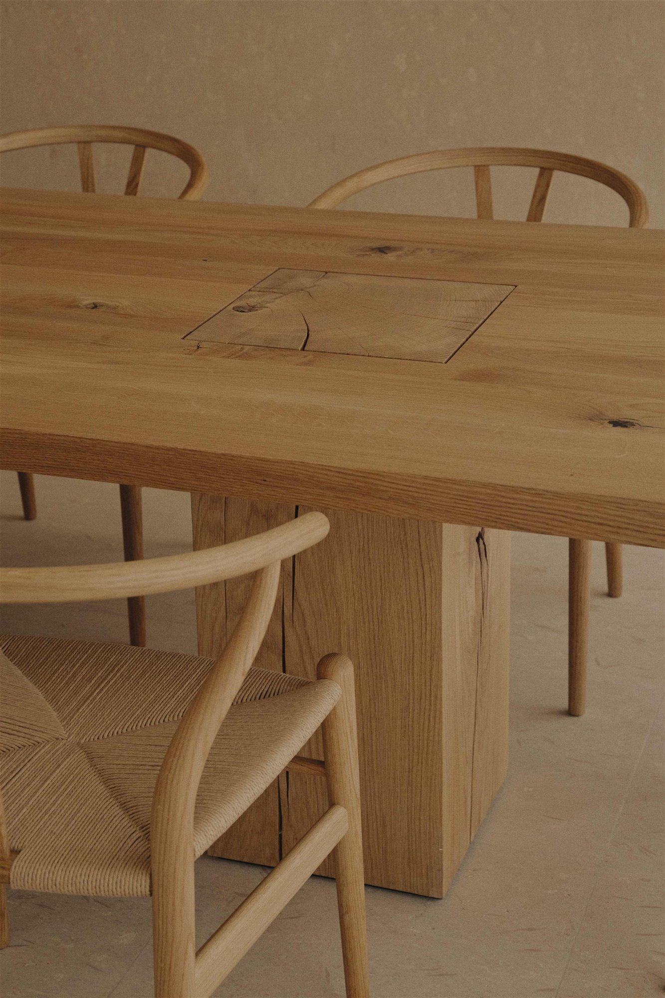 mesa de comedor de madera clara y sillas