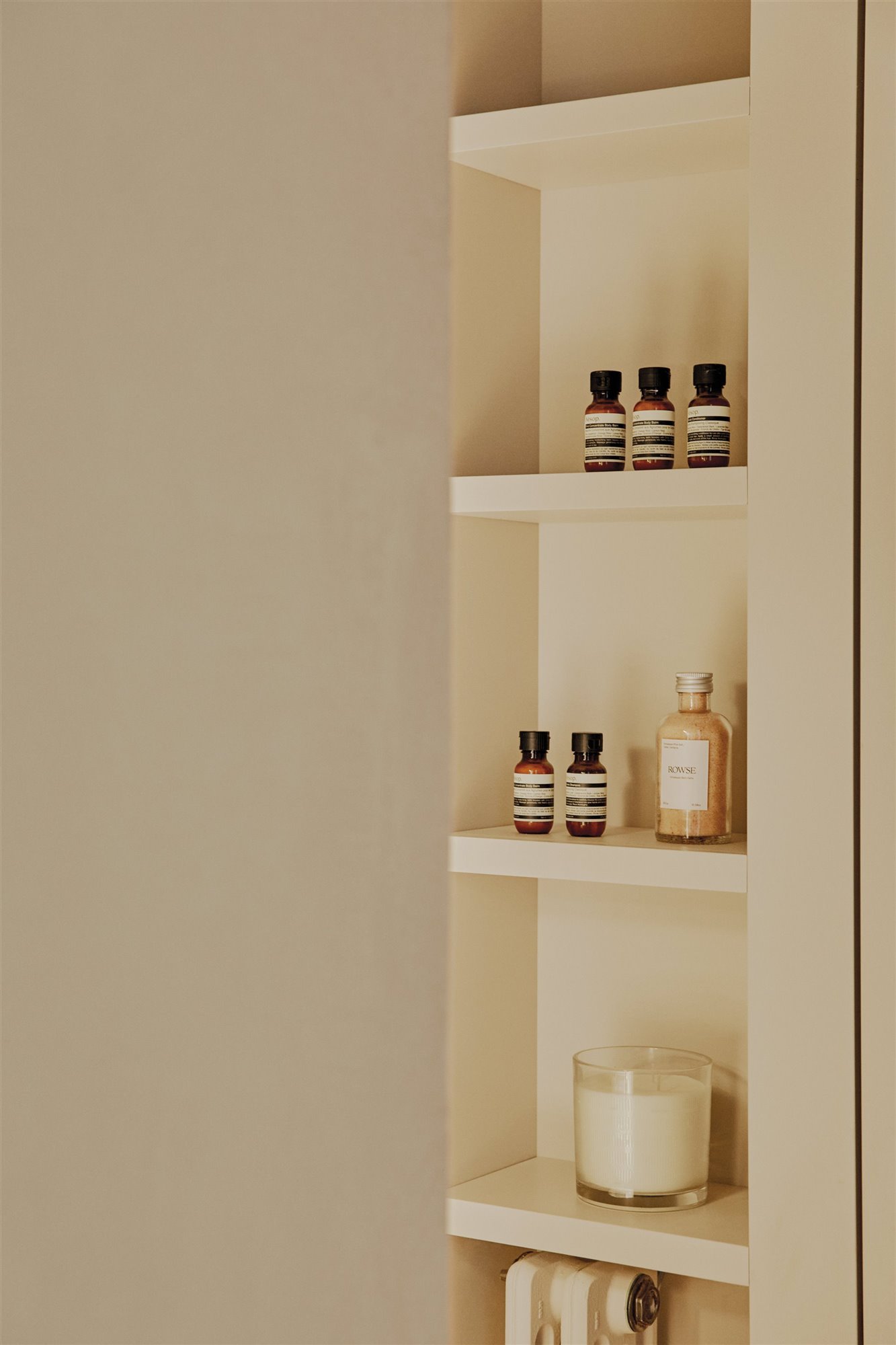 mueble del baño blanco con cremas y botes