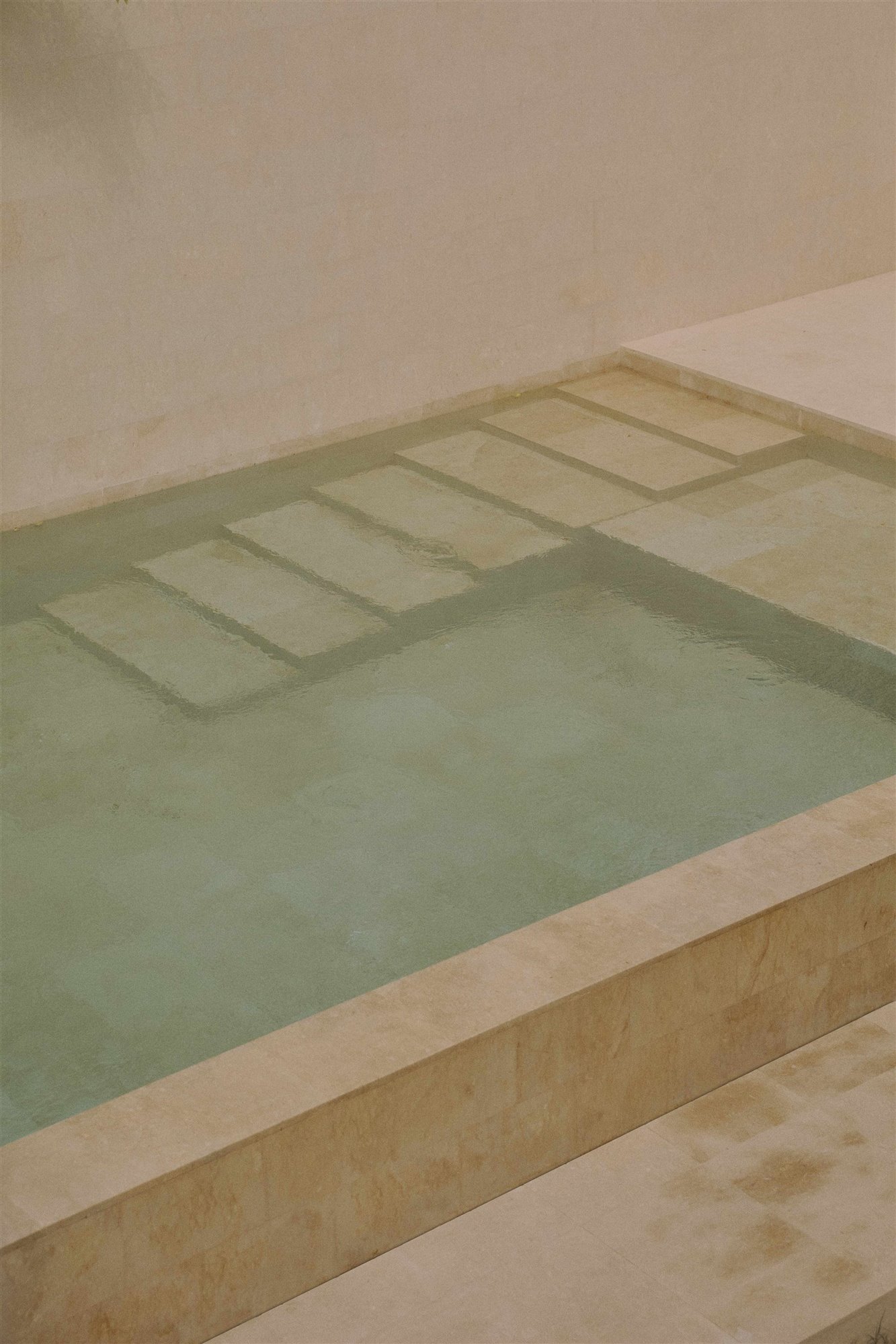 piscina con escaleras y paredes beige