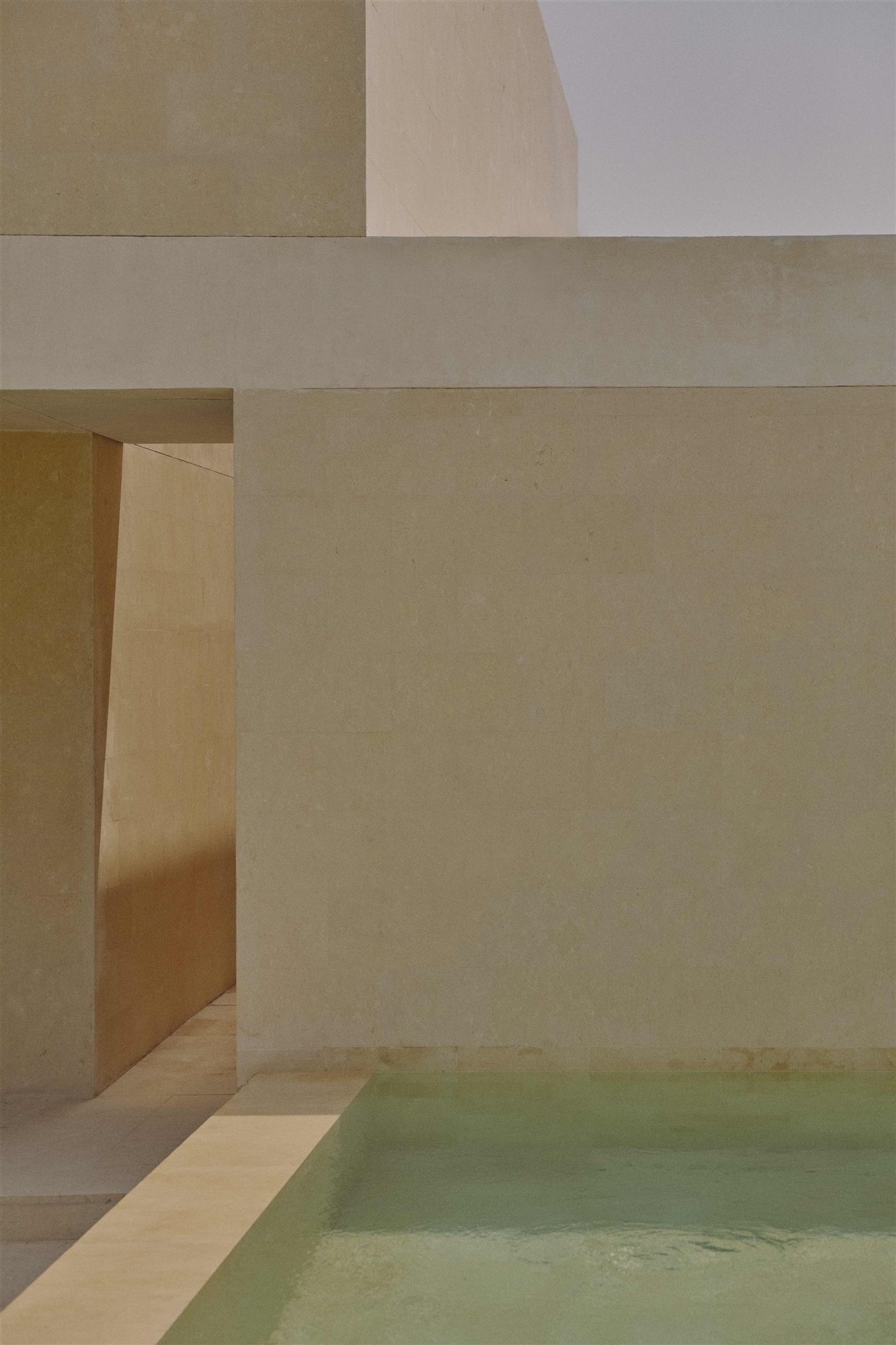 piscina y paredes beige