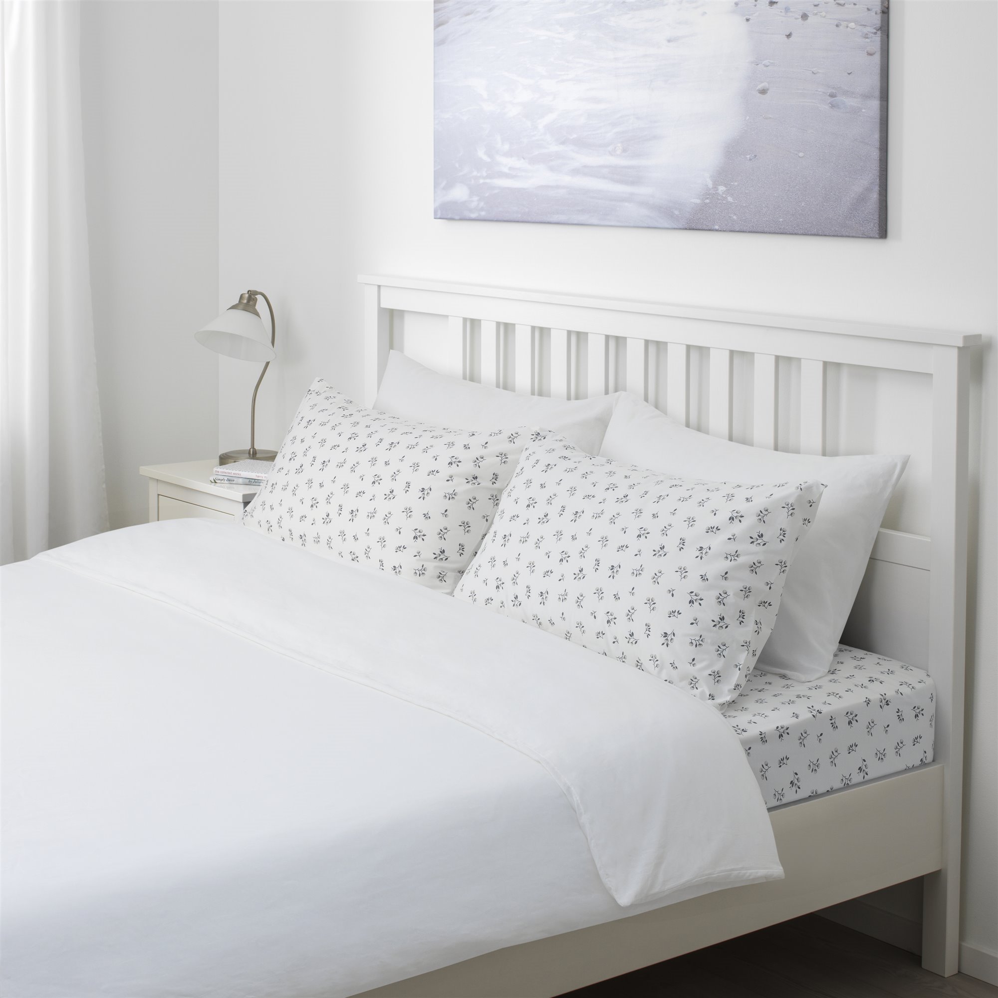 sábana blanca con flores en dormitorio minimalista