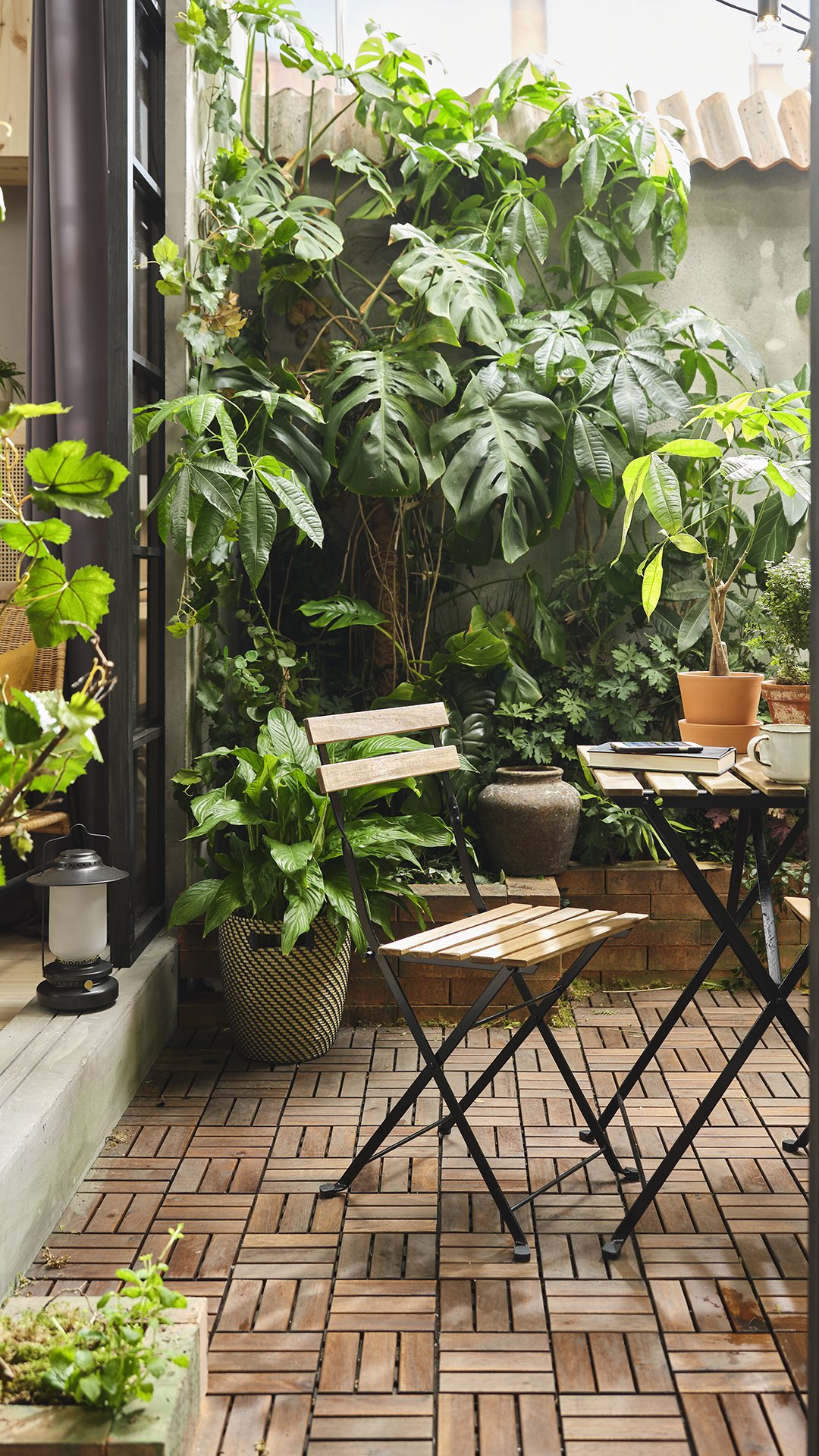 silla de exterior de madera en un patio con plantas