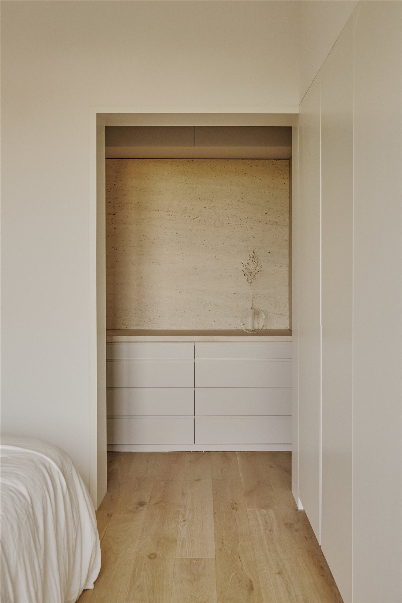 vestidor de madera y blanco con jarrón
