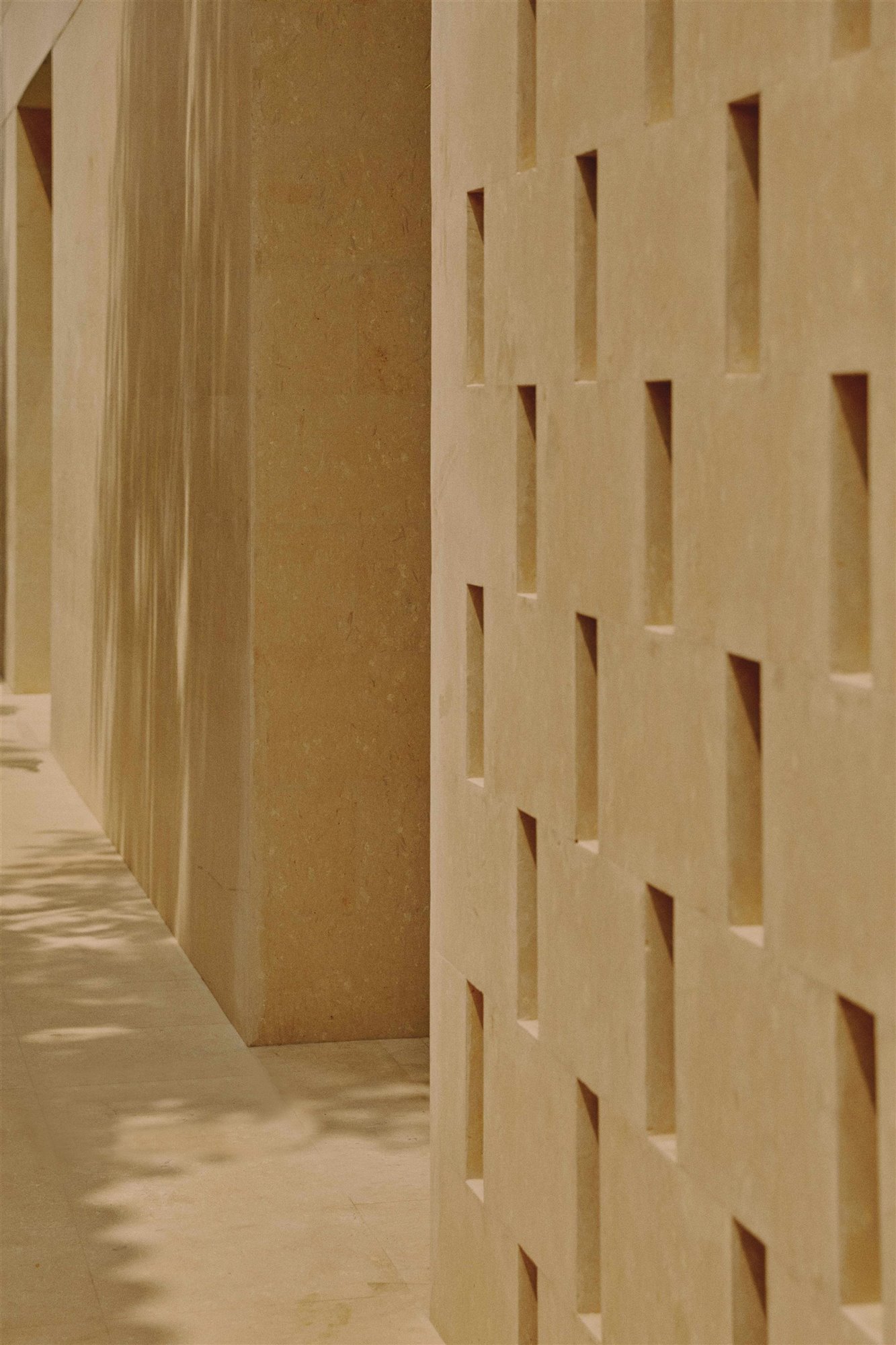 villa am en arabia saudí, pared beige con celosía