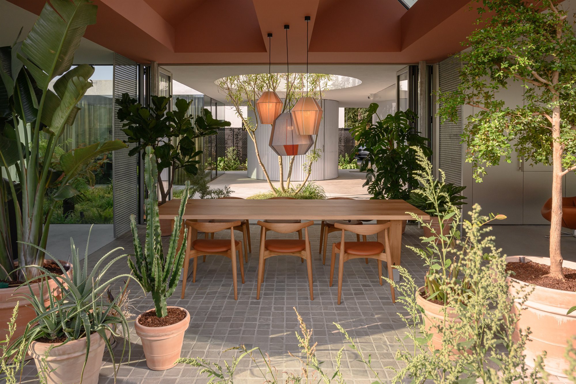 Casa en Eindhoven con fachada metalica comedor exterior